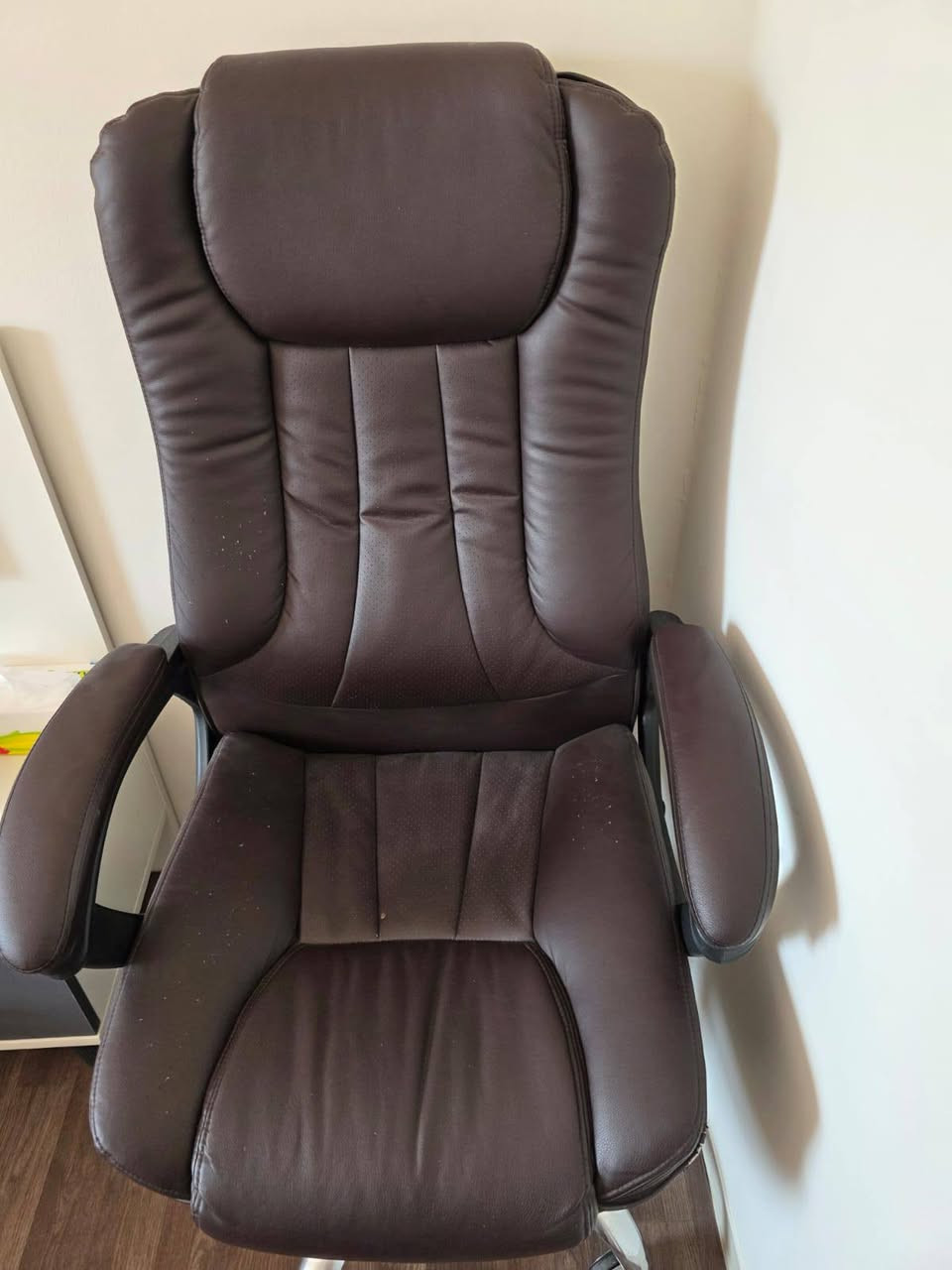 للبيع مكانهم بسمايه  كراسي مكتب  وميز مكتب السعر ١٥٠ الف للاستفسار ***********
