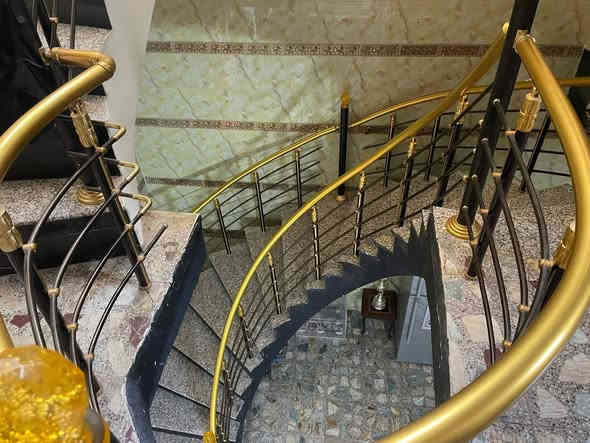 دار سكني   ( للبيع ) 
ثلاث طوابق
بناء 2023
المساحة 170 م
واجهة 8.5 م
نزال 20 م
الطابق الارضي
مدخلين 
مطبخ + صالة + غرفة + خدمات 
الطابق الثاني
ثلاث غرف نوم  + خدمات + حولي
الطابق الثالث
غرفتين نوم  + حولي + خدمات
بالاضافة الى سطحين 
فلكة صباح الخياط  
📍 شارع الضباط
.....
للاستفسار ***********
