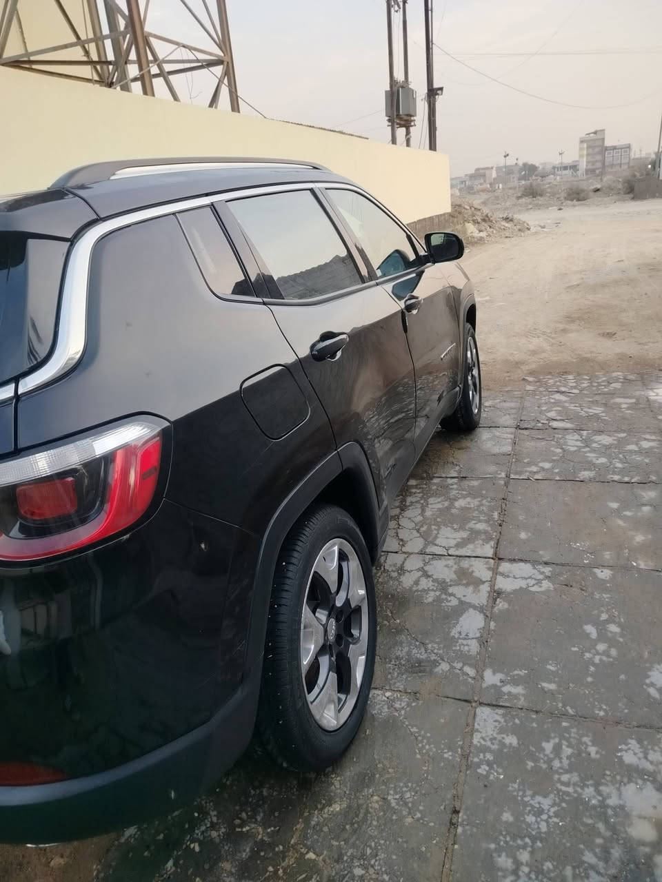 للبيع سيارة جيب كومبارس موديل 2018 السيارة وارد امريكي حادثها فقط بنيد وجملغ الدعاميات صبغ تكمه جهت السائق صور الحادث مرفقة بالمنشور ماشيه  86  دواخلها جلد نظيفة جداً السيارة فئه لمتد فور ويل علماً ان السيارة تمتلك عدة انظمة قياده 
.القيادة على الوضع الجبلي 
.القيادة على الوضع الانزلاق
.القيادة على الوضع الجليدي 
المواصفات 
بصمة تشغيل عن بعد 
دخول ذكي تبريد تدفئة كشنات 
كشنات كهربائية تحكم ستيرن كهربائي
هاند بريك كهربائي
تبريد قطعتين امامي وخلفي 
رقم السياره جديد انكليزي مميز
مشروع وطني 
السعر ١٢٥ بيه مجال بسيط 
عنوان السياره مركز الديوانية 
الرقم *********** واتساب
