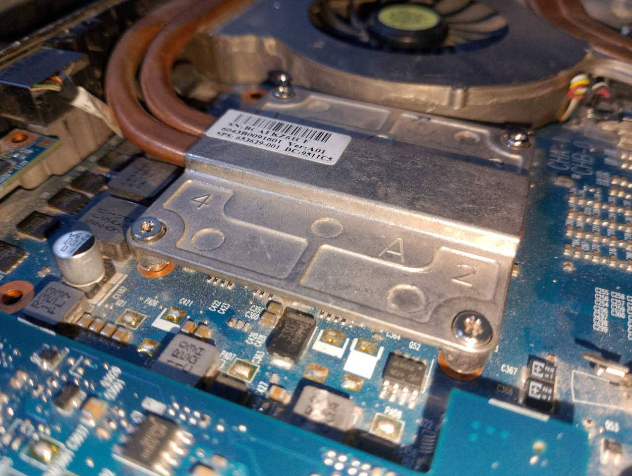 🔹 إعلان بيع قطع HP EliteBook 8760w Workstation (i7 + Quadro + SSD)
بيع سريع وصادق! جميع القطع شغالة ومضمونة، مناسبة للمصممين، المونتاج، CAD، والبرامج الاحترافية. البيع محلي فقط، بدون توصيل.
1️⃣ المعالج (CPU) – Intel Core i7 Quad-Core
أداء قوي للبرامج الثقيلة مثل المونتاج، التصميم ثلاثي الأبعاد، AutoCAD
درجة حرارة مستقرة بسبب تبريد ممتاز
سعر القطعة: 50 ألف دينار
2️⃣ كرت الشاشة (GPU) – NVIDIA Quadro 3000M
مصمم للأعمال الاحترافية (مونتاج، CAD، 3D)
شغال بدون أي خطوط أو مشاكل
المروحة قوية جدًا لتبريد الكرت
سعر القطعة: 45 ألف دينار
3️⃣ الذاكرة العشوائية (RAM) – 4GB DDR3
شغالة تمام
قابلة للترقية إلى 8GB لتحسين الأداء
سعر القطعة: 12 ألف دينار
4️⃣ الهارد SSD – 256GB
تحميل النظام والبرامج أسرع بكثير من HDD
شغال بدون مشاكل
سعر القطعة: 32 ألف دينار
5️⃣ الشاشة – Full HD مكسورة → تعرض HD
صالحة للاستبدال أو كقطع غيار
سعر القطعة: 8 ألف دينار
6️⃣ Touchpad + الإطار الأصلي
شغال بشكل كامل
مناسب للاستبدال أو التجميع
سعر القطعة: 12 ألف دينار
7️⃣ الشاحن الأصلي HP EliteBook
أصلي 100%
كامل القدرة الكهربائية لتشغيل المعالج والكرت بدون مشاكل
سعر القطعة: 45 ألف دينار
8️⃣ البورد + المروحة + باقي الهيكل
نظيف ومشتغل بالكامل
مناسب لتجميع أي لابتوب Workstation من نفس الموديل
سعر القطعة: 20 ألف دينار


**إذا كنت صاحب هذا الإعلان وتريد حذفه لأي سبب، رجاءا أرسل رسالة إلى الدعم الفني**