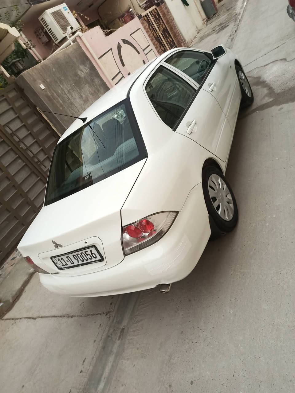 السلام عليكم شباب لانسر موديل 2011 رقم بغداد الدولي الجديد بسمي السياره مكفولة كفاله  عدا شبر بالباب مال سايق السياره تخم تاير جديد صدر جديد مكينه على وضع الشركه السياره كتب الشركه بيها سبير منازل سويجات عدد 2 السياره بلاجكتور زنون منضومه غاز السياره مالك اول من الشركه السعر 98 مكان السياره ديالى بعقوبة وهذا رقمي ***********
