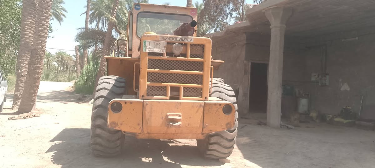 شفل فالفو موديل ٧٩ كير محرك تخم تاير دفع رفع مشروط اكسلات اربعه بريك بيع او مراوس بشفل احدث منه والفرق مانختلف ‏‪***********‬‏
