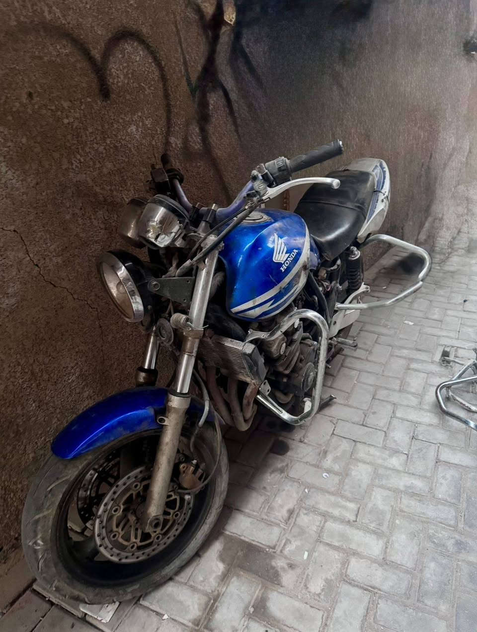 السلام عليكم 
دراجة للبيع نوع cb400 دراجة طافية كوم حديد 
كهربائيات شغالة كاملة كفرات و اشاير كاملات دراجة طافية العنوان بغداد سبع ابكار 
للاستفسار الاتصال على الرقم ***********
