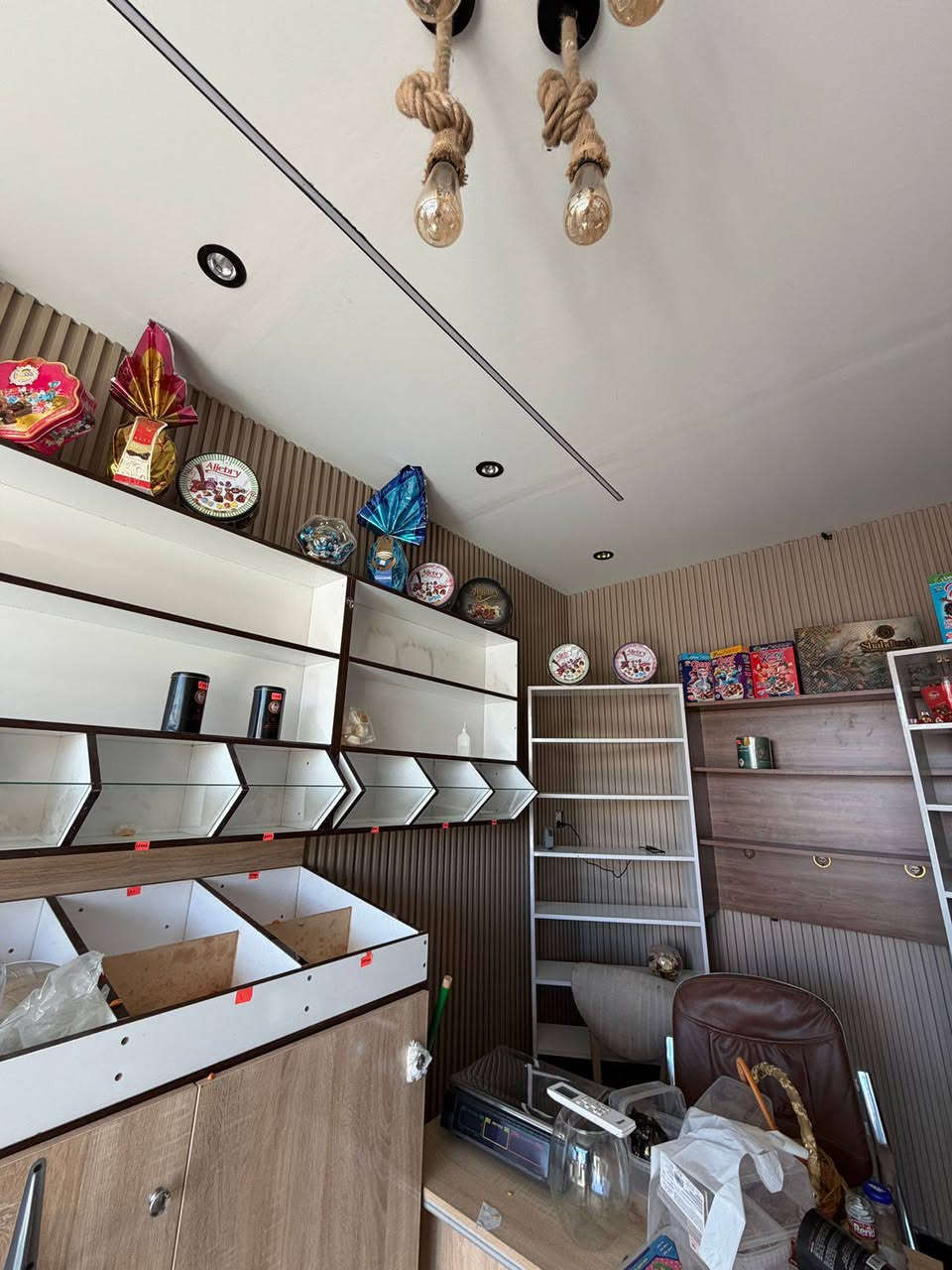 السلام عليكم رفوف جاهزة تفصال باسعار مناسبة وميزان وعربانة حب وجبس للبيع للاستفسار الاتصال *********** بغداد حي الحسين
