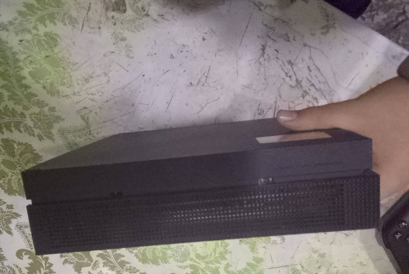 للبيع XBOX OEN X لوك مع جويستك سيريس اصليه مع حساب العاب ملحقاته كيبل HDMI 4K 60 للاعاب حقيقي و 120 FHD للمشاهده و كيبل طاقه اصلي سعر 265 وبي مجال راسلني ***********
