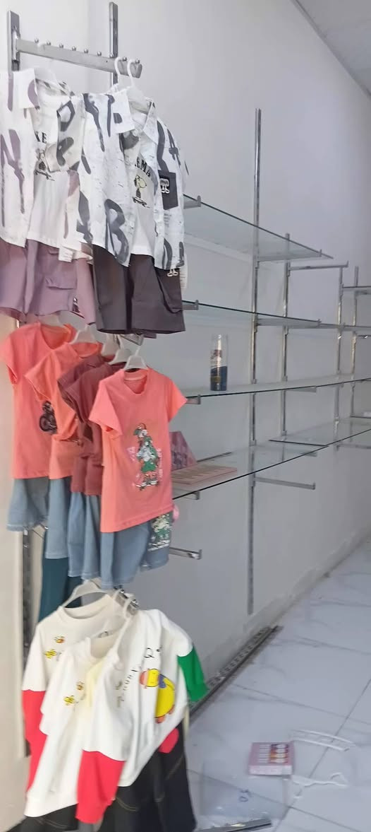 ميز + ارفوف+تعلاكات مل اكسوارات للبيع***********
