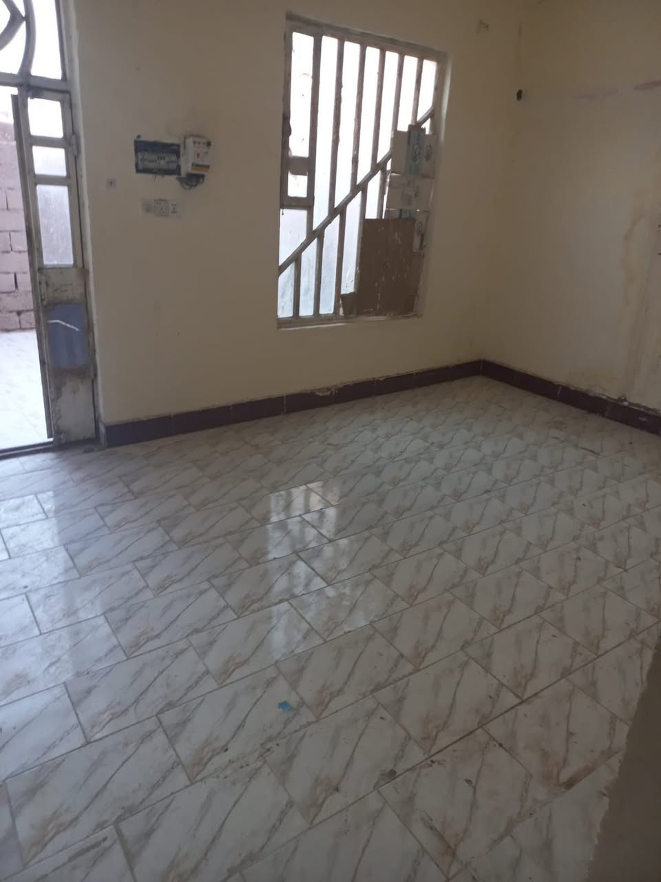 لسلام عليكم قطعه مع بيت المساحه الكلي 315 بناء البيت 150 وفضله ١٦٥ متر طابو زراعي بناء البيت موضح بصورة غرفتين وهولين وديوانيه  عنوان التنومه جرف الملح قريب جسر الحوامد 
للاستفسار ***********  السعر ٦٥وبي مجال
