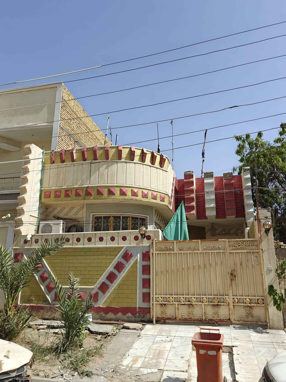 دار للبيع
 مساحة الدار 125 الواجهة  7.5 
الموقع جداً مميز الفرع مقابيل مستشفى الازهر يبعد عن الشارع العام بيتين 
بناء البيت طابقين كونكريت مسلح 
الطابق الاول يحتوي على غرفة ومطبخ وصالة والاستقبال ومرافق خارجي وداخلي وحمام ومنورين 
الطابق الثاني يحتوي على غرفتين و حمام 
للاستفسار اكثر تواصل على الخاص ***********
