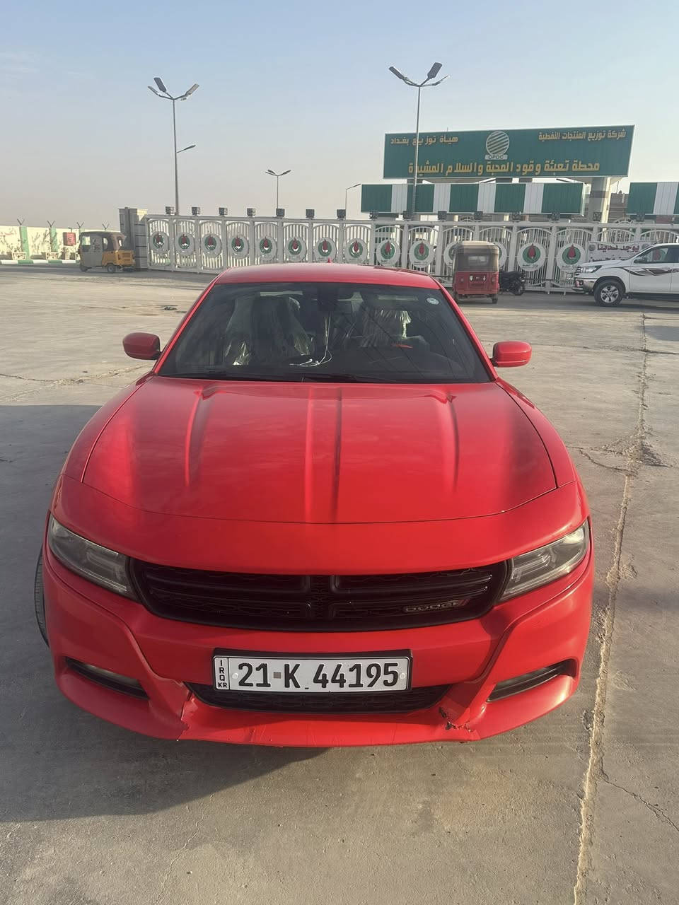 سلام عليكم شباب جارجر 2017 كنديه كفاله عامه ما عده لباب خلفي مفتوح بدون ايرباك تخم تاير حداديه جديده سياره شاشه كاربلي كشنات حضن كهربايات تبريد شغال سياره متعوب عليه  رقم شمالي بسمي عنوان بغداد. ***********
