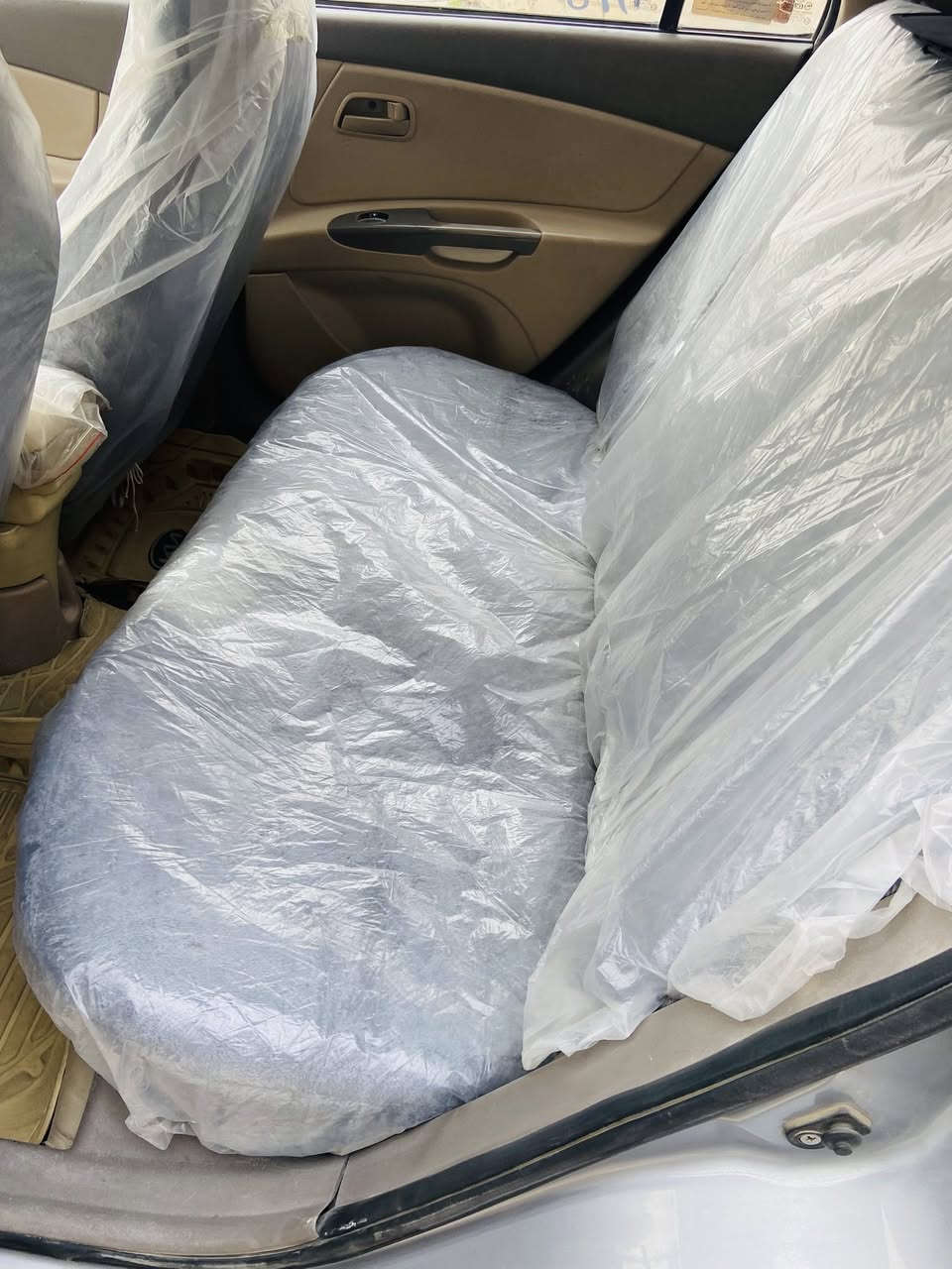 السلام عليكم 
كيا ريو مديل 2012خليجي. مكينة ١٦٠٠
السيارة بيها فقط بارد لا ضربه ولا شي مداور ثاني يوم ماشية 237 حقيقي  
كير  مكينة شرط. 
السعر 88 وبيها مجال. 
***********
