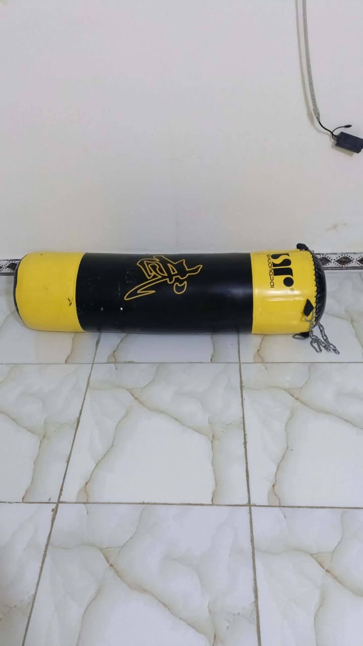 جيس ملاكمة جلد اصلي مستخدم قليل طول متر ونص اريده ب60 الف 
واتساب ***********
