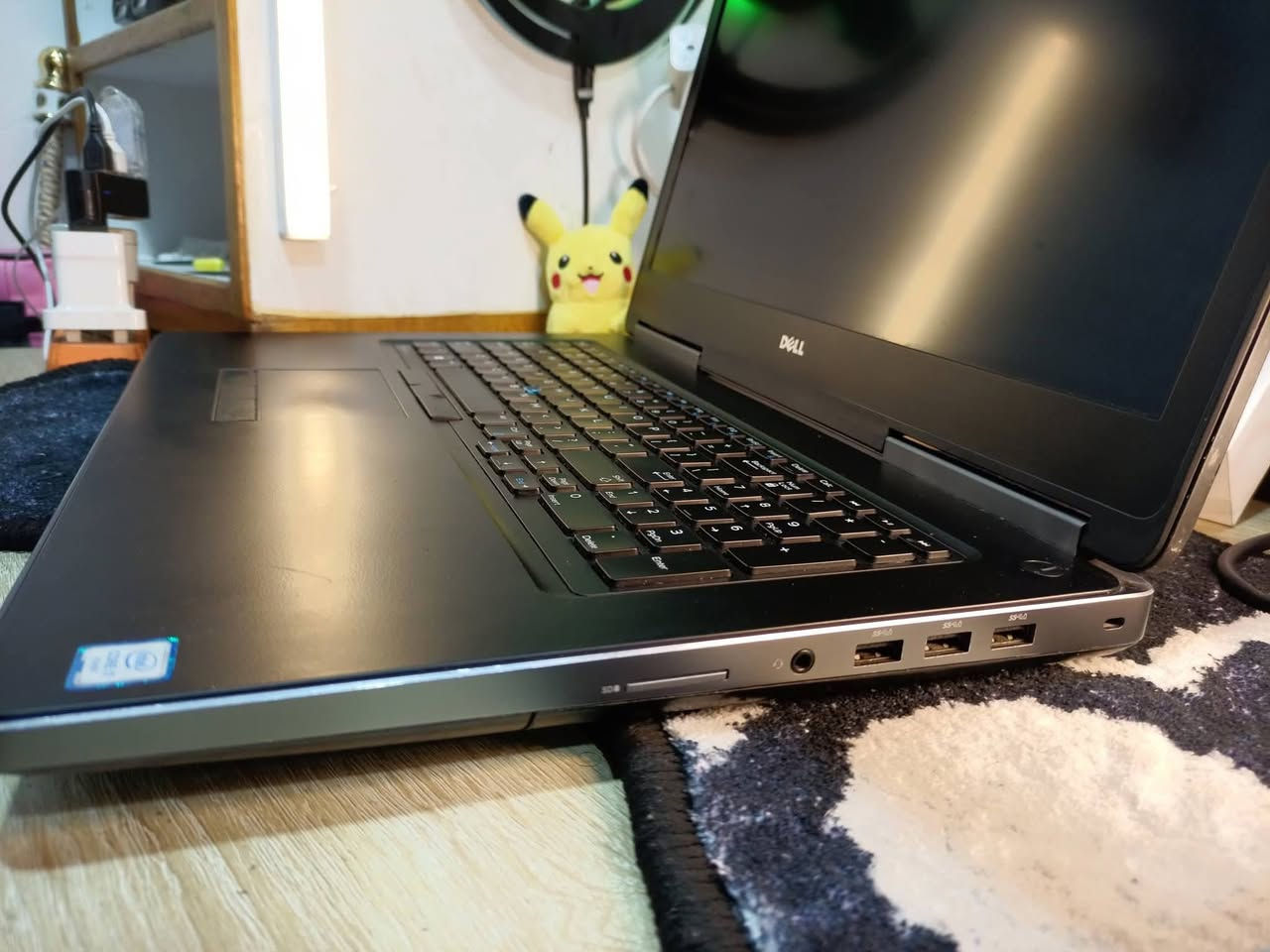 اخوان وصلتني لابتوب
موديل  dell precision 7720💻🔥 لابتوب Workstation 
المعالج (CPU): Core i7  فئة HQ 
كرت الشاشة : 8GB NVIDIA Quadro P4000.☑️ 
اضافة 8gb داخلي.
الرام (RAM): 16GB DDR4☑️
الهارد (SSD): 512GB NVME 
اربع اماكن تخزين
اربع اماكن رامات للتطوير الى 64 Gb
كيبورد اضاءه ارجيبي☑️

 الكرت مبني على معمارية Pascal القوية،  يحتوي الكرت على 1792 نواة CUDA.بسرعة 1480 ميجاهرتز.
يعني لتصاميم والمحاكاة الجداً جداً ثقيلة والمعقدة بسبب كرت الشاشة القوي ومشغل جيد جدا للالعاب الثقيلة.
اذا ما تعرف بيه لا تتعبني رجاءا
الشاشة: 17.3 بوصة FHD.☑️
 الجهاز مجهز بـ مروحتين (Double Fan) للتبريد، يعني انسى شي اسمه حرارة واشتغل والعب براحتك حتى لو كربت عليه 24 ساعة.

✅ لأهل الألعاب: يشغل أقوى الألعاب (Assassin's Creed odyssey, ghost of tsushima ,) بسلاسة .
للتواصل ***********
يوجد توصيل 🚕
