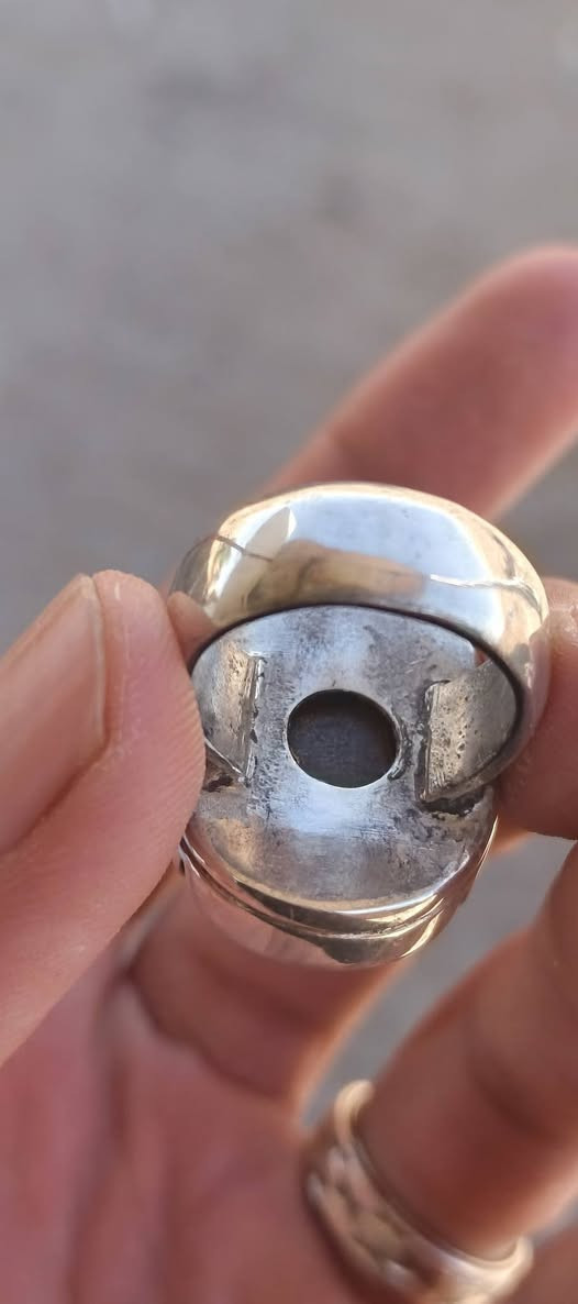 حجر يصور السيدة فاطمة بنت اسد عليها السلام لحظة دخولها 
للكعبة المشرفة في ولادة أمير المؤمنين الإمام علي ( عليه السلام) 

نوع الحجر شفة عبد ومن الخلف عقيق أصفر
مخطوط ( ولدته في حرم الإله وأمنه) 
قياس الخاتم ١٧ 
قياس الحجر ٢.٥ × ٢
فضة 925 عيار  ١٦ غرام
صياغة محمود 
السعر 225 ألف
للتواصل ***********
