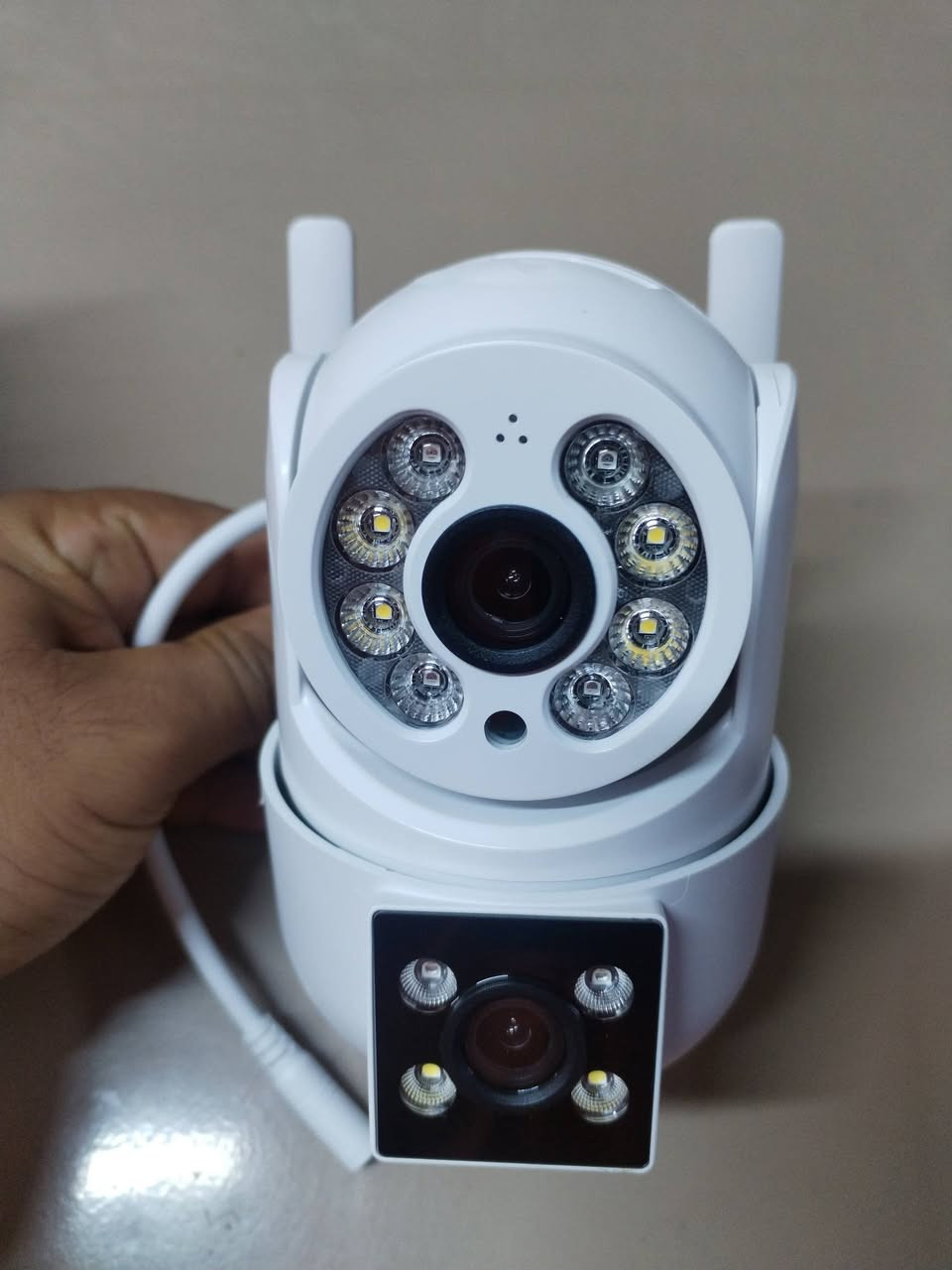كاميرا مراقبة ذكية تدعم الاتصال بالإنترنت، وهي مصممة للمراقبة الشاملة للمنازل والمتاجر والمستودعات.
زاوية رؤية بانورامية: توفر تغطية كاملة بزاوية 360 درجة لمراقبة المكان بالكامل.

الاتصال بالإنترنت: تتصل بشبكة الـ Wi-Fi لإمكانية المشاهدة عن بعد عبر الهاتف الذكي.

تطبيق ذكي: تتوافق مع تطبيق للهواتف الذكية يسمح بمراقبة البث المباشر من أي مكان.

كشف الحركة: تدعم ميزات تنبيهية عند اكتشاف أي نشاط مشبوه.

السعر 20الف
توصيل بصرة ولكل المحافظات


**إذا كنت صاحب هذا الإعلان وتريد حذفه لأي سبب، رجاءا أرسل رسالة إلى الدعم الفني**