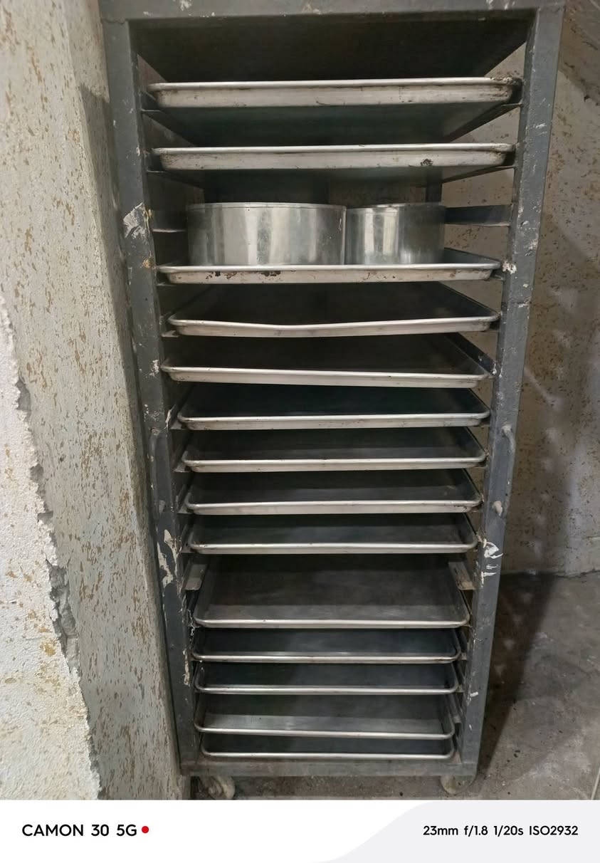 عربانة و ١٢ طاولي كلهن نضاف
الطاولي الكبير مال المعجنات 
و ٢٠ قالب كيك دائري 
وخمارة جديدة ما مستخدمة ولا يوم 
كلهن ب ٢٥٠ الف غير قابل للعملة 
*********** 
عنواني كربلاء . الحولي مال ابو مهدي المهندس . حي الاخلاص
