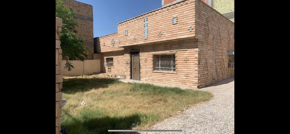 الايجار بيت حي الظباط المساحة ٥٨٥ متر قرب مصرف العقاري طابوق واحد يحتوي على ٣ غرفه وكليدور واستقبال ومطبخ عدد ثنين بدون سيراميك وحديقة كبيرة السعر 850 الاتصال ***********
