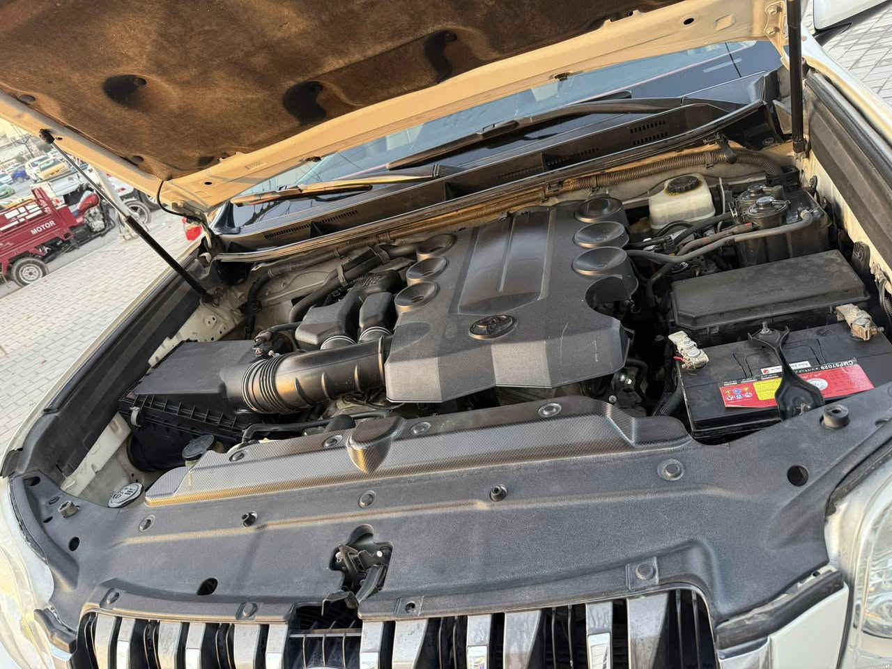 تحية طيبة لكم 
برادو 2012 خليجي مكفوله كفاله عامه (عدا كم شخط ب باب ) 
كويتي فول مواصفات 
6 سلندر 
السياره جديدة بمعنا الكلمه 
***********
