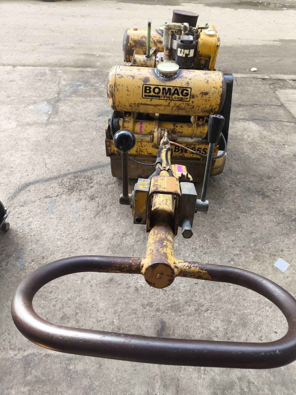 حادلة بوماك يدويه ثلاثة ارباع الطن جاهزة من كلشي كير وماطور جديد هزاز شغال للاستفسار الاتصال ***********
