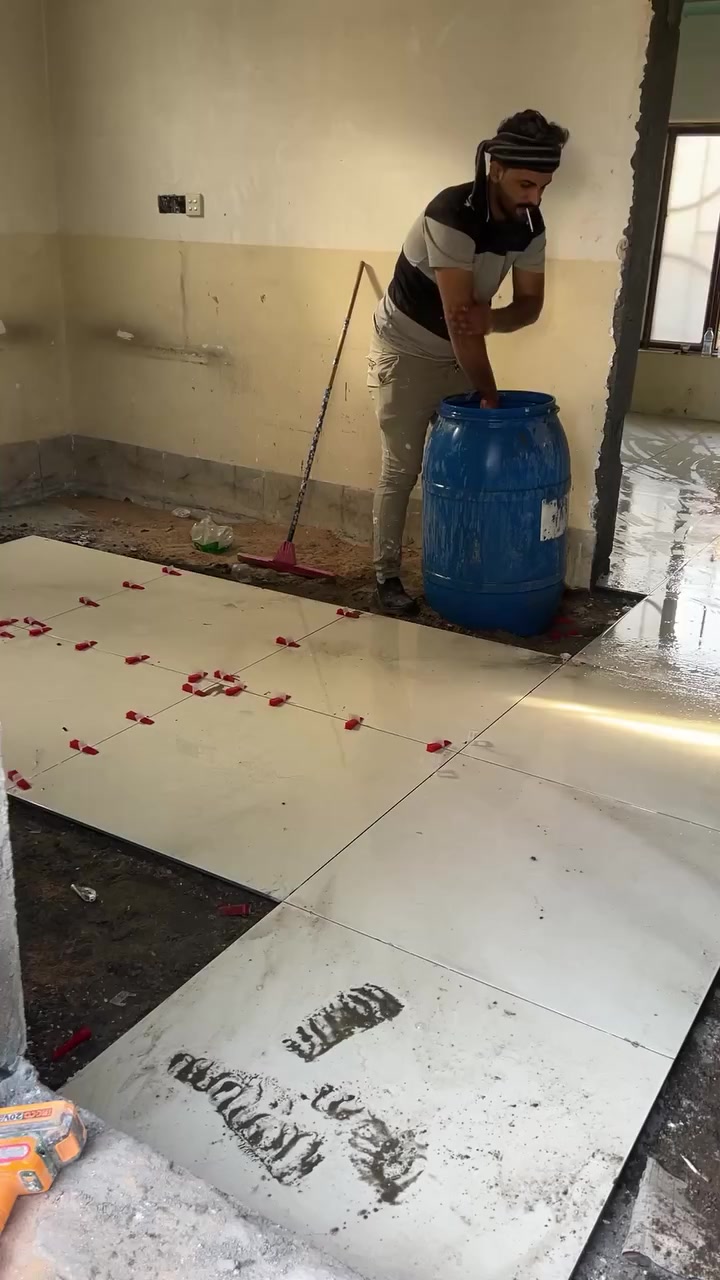 خلفه سراميك جداري ارضي متفرغ حاليا شغل نظيف ومرتب ***********
