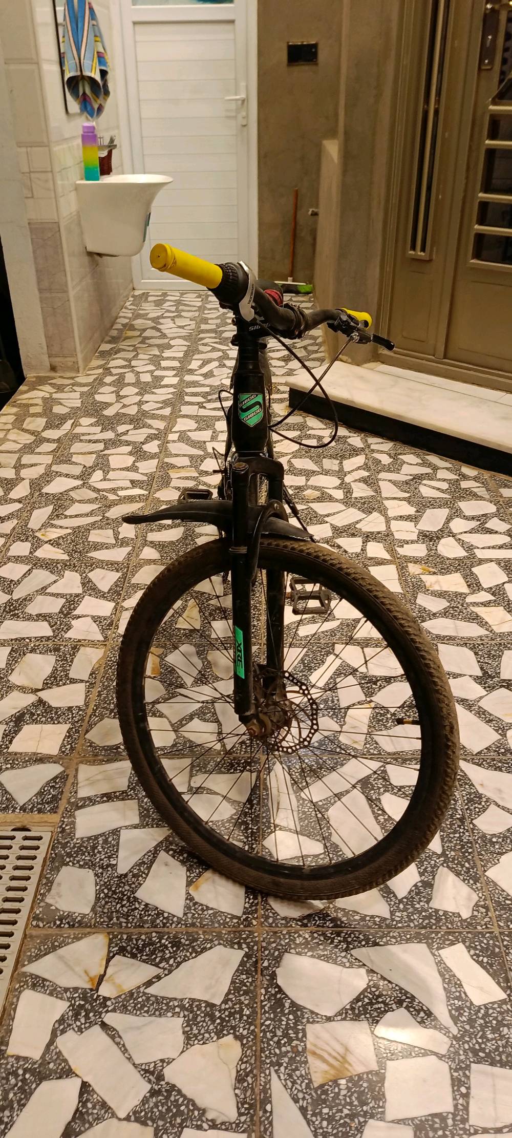 اسلام وعليكم بايسكل جبلي للبيع حجم 26 البايسكل نضيف بس الويل الخلفي بي عواج بس هاي مشكلته