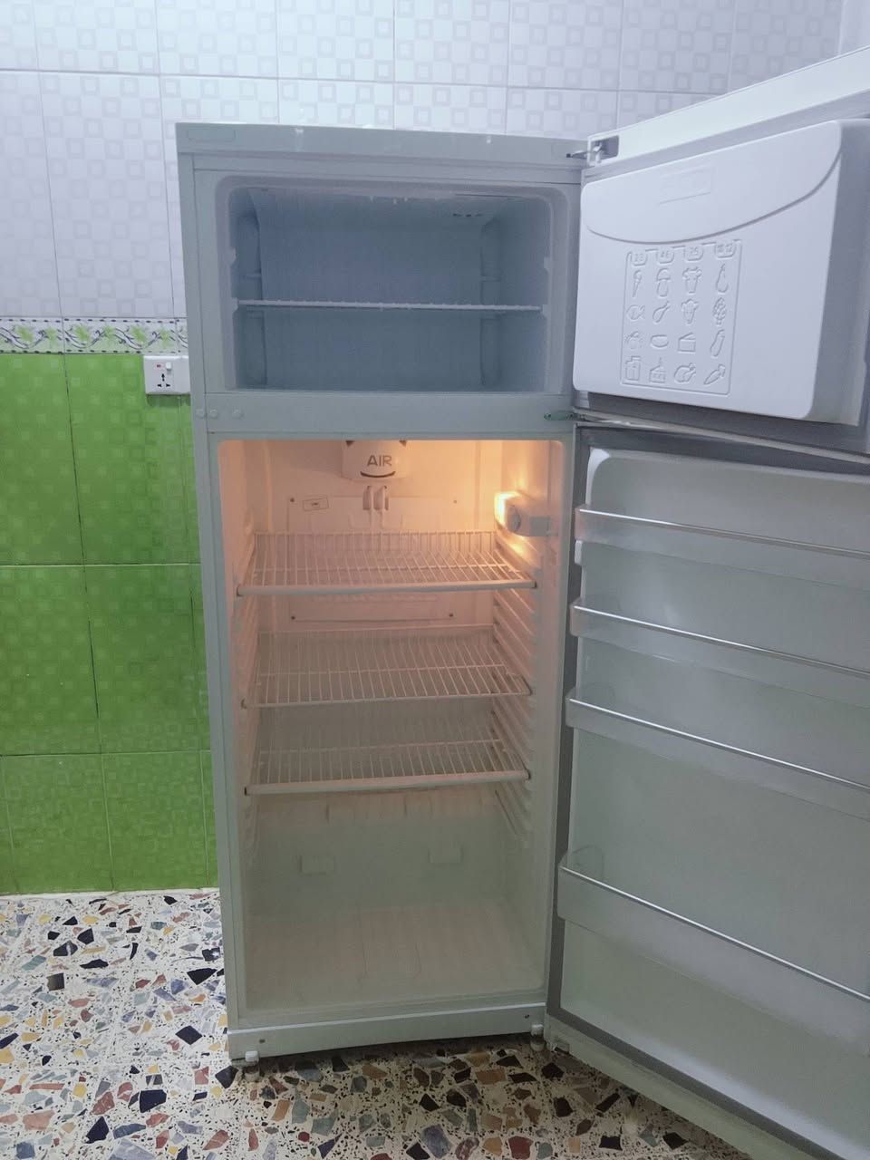 سلام عليكم ثلاجه جديده اسمها ARlSTON
السعر 

400 وبيها مجال 

***********
