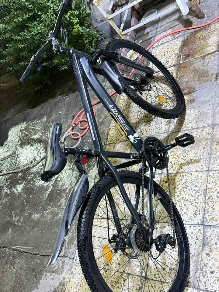 سلام عليكم شبابنا الطيبة عندي بايسكل للبيع نوعيته جبلي جديد ونظيف مستخدم قليل سبعة گير ثلاث نمر ما بيه اي مشكلة ولا عطل قطع اصلية ما مبدل بيه شي وتايراته جديدة ونظيفة الاصلية زنجيل اصلي بلادي پايدرات نظيفة ما بيها اي عطل كشن مال شركة نفسها وبريكاته قوية الصينية مالته اصلية بلادي دبلات امامي وضعها ممتاز ما مشخط ولا مضروب ولا واگع البايسكل وما بيه نقص حجمه 26 سعره 150 الف وبيه مجال حگ الجية مكاني بغداد حي البنوگ الرقم
***********
