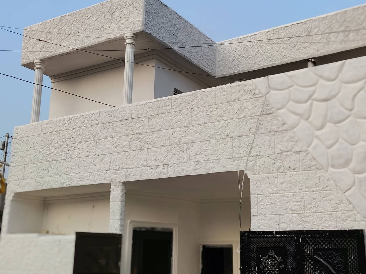 سلام عليكم بيت للبيع مساحه 100 متر مربع 10في 10 ركن موقع حي بدر خلف مول حسين 3 غرف نوم 3 صحيات 2 هول ومطبخ واستقبال ***********
