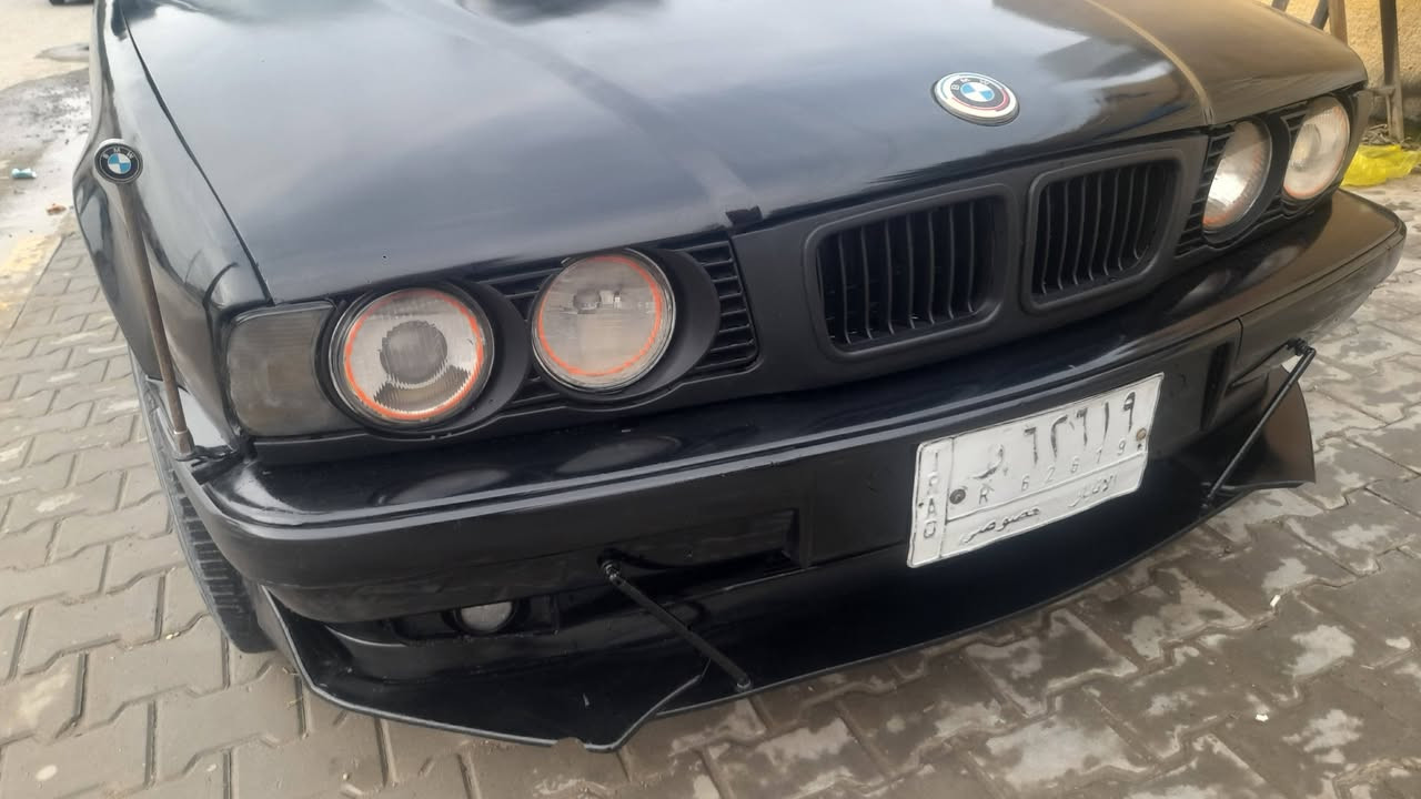 السلام عليكم
BMW 525
صبغ عام اسود ملكي للجماليه 
صدر ٧٠ %
كير محرك إثنين ونص ملكه لا تبخير ولا تنقيص خير من الله 
سياره بسمي تحويل مباشر 
كهربائيات شغاله 
باتري جديد 
صلنصه كله جديده 
شاشه أندرويد 
سلايت شغال 
سياره جاهزه ترايك وين متريد 
بيع او مراوس حسب القناعه ٣٧ ورقه 
***********
