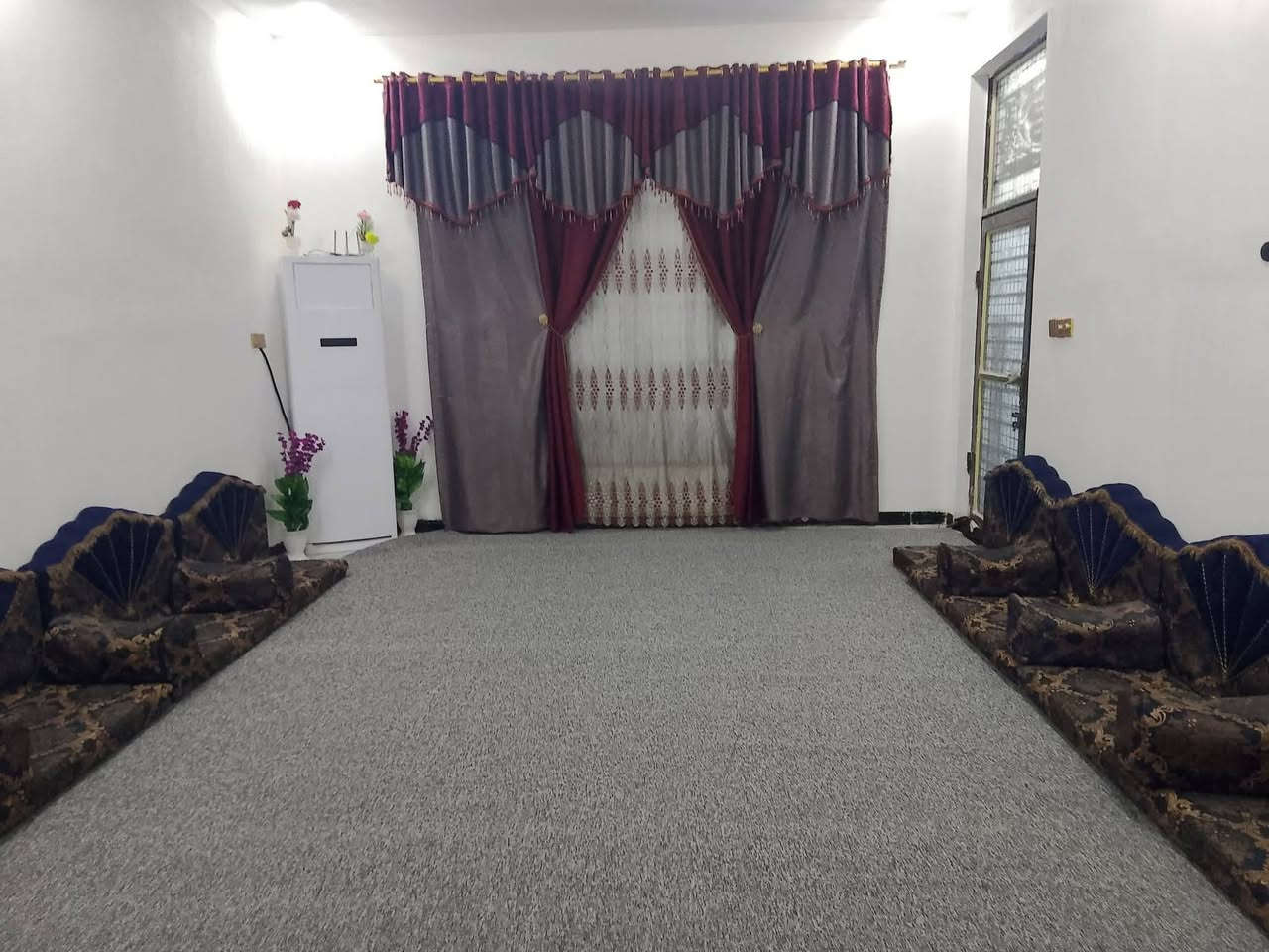 السلام عليكم 
بيت لبيع المساحه 250متر 
خلف معمل خشب بيت عدان الشارع مقابيل فرن الصمون 
طابو زراعي سند 25
البيت تحويل بسم المشتري 
غرفتين نوم 
استقبال 
صاله 
مطبخ حار وبارد 
صحيات داخل وخارج  منور اثنين
كراج سياره اي استفسار ***********
