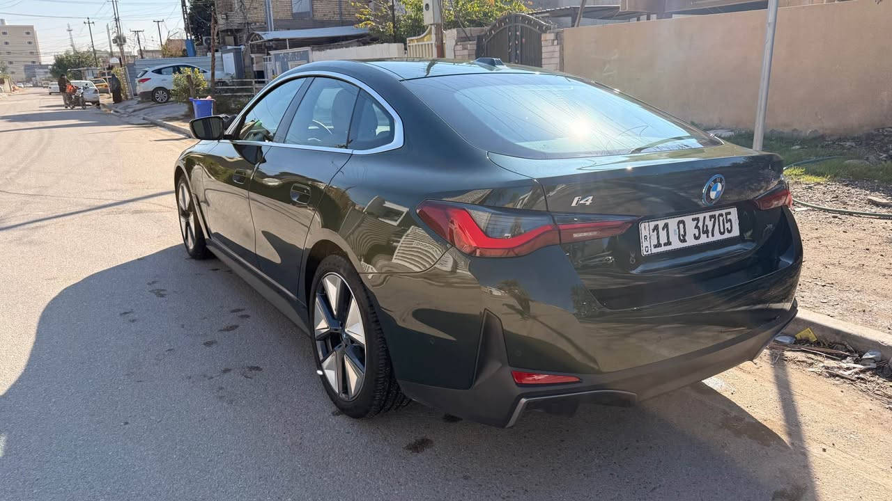 السلام عليكم 
بي ام دبليو BMW i4 Edrive40 2024
فل الكترك (كهرباء بالكامل)
بجم كبس ولابرغي مفتوح
المواصفات (بيع او مراوس):
* وارد امريكي 
* لون اخضر
* محرك كهرباء 
* بطارية 81.5 كيلو واط / ساعة (الشحنه تمشي 400-450 كيلومتر)
* سويج بصمه عدد ٢
* بانوراما
* لايتات امامية متحركة عدسة Adaptive laser led 
* حساسات امامية وخلفية 
* رادات جانبية وامامية
* كاميرا 360 درجة
* توقف ذاتي (امامي وخلفي)
* تنبيه اصدام للمركبات وللاشخاص
* محدد ومثبت سرعة + تنبيه الخروج من المسار
* اوتو بارك
* نظام الترفيه idrive 8 احدث نظام 
* ممكن عرض خريطة ويز على الشاشة الاماميه (امام السائق)
* المسافة المقطوعة 9500 ميل 
* مقاعد كهرباء + تسخين مقاعد + تسخين مقود قيادة
* اوامر صوتيه في النظام الترفيهي 
* السرعة من 0-100 خلال 5 ثواني
* كاميرا بانورما
* حادث السيارة : الابواب الجانبية عكس السايق (تم تبديل الابواب بأبواب اصلية) +ايرباكات مبدلات وكاله و راجعات وكاله بلاديات 
* السيارة جديدة جداً ونظيفة ومناقصها اي شي ولا كلوب او اشعار بيها سياره وكاله مناقصها برغي
* السعر 35600 (356 ورقة) بيها مجال بسيط جداً او مراوس 
*  مكان السيارة بغداد – العامرية
*  رقم الهاتف *********** بغداد, العراق
