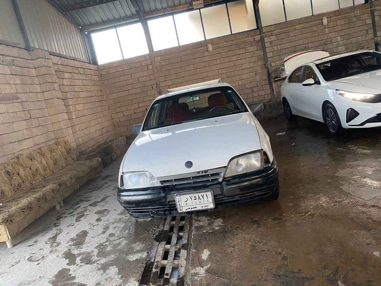 سيارا اوميكه صالون للبيع بدون صبخ محرك لا صرف لا نفخ.كير عادي  رقم نينوا رقم جديد بيها كوبون سنويا جديدا سعرها 25 و مجال الشاري يتصل *********** مكانها موصل بعشيقه
