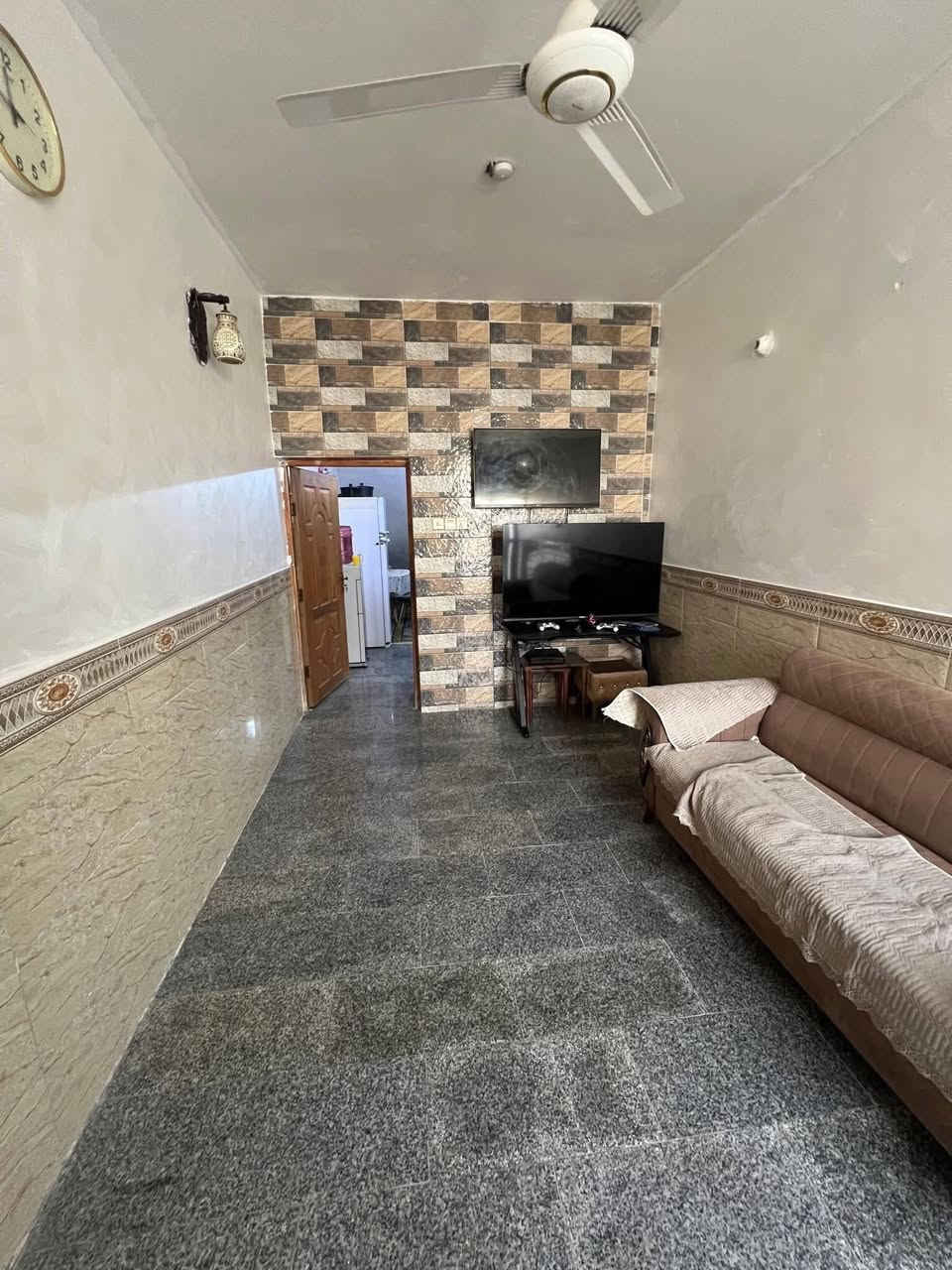 دار للبيع مساحة 93م وبسعر جداً مناسب 💵
في حي الإعلام / الشباب / مربع رفيدة 
يحتوي على صالة ومطبخ وخدمات و3 غرف نوم 
للإستفسار إتصل على ( ‭0770 263 8124‬ )
أو زيارة مكتب أميمة للعقار
في حي الشباب / سوق أميمة مباشرةً
