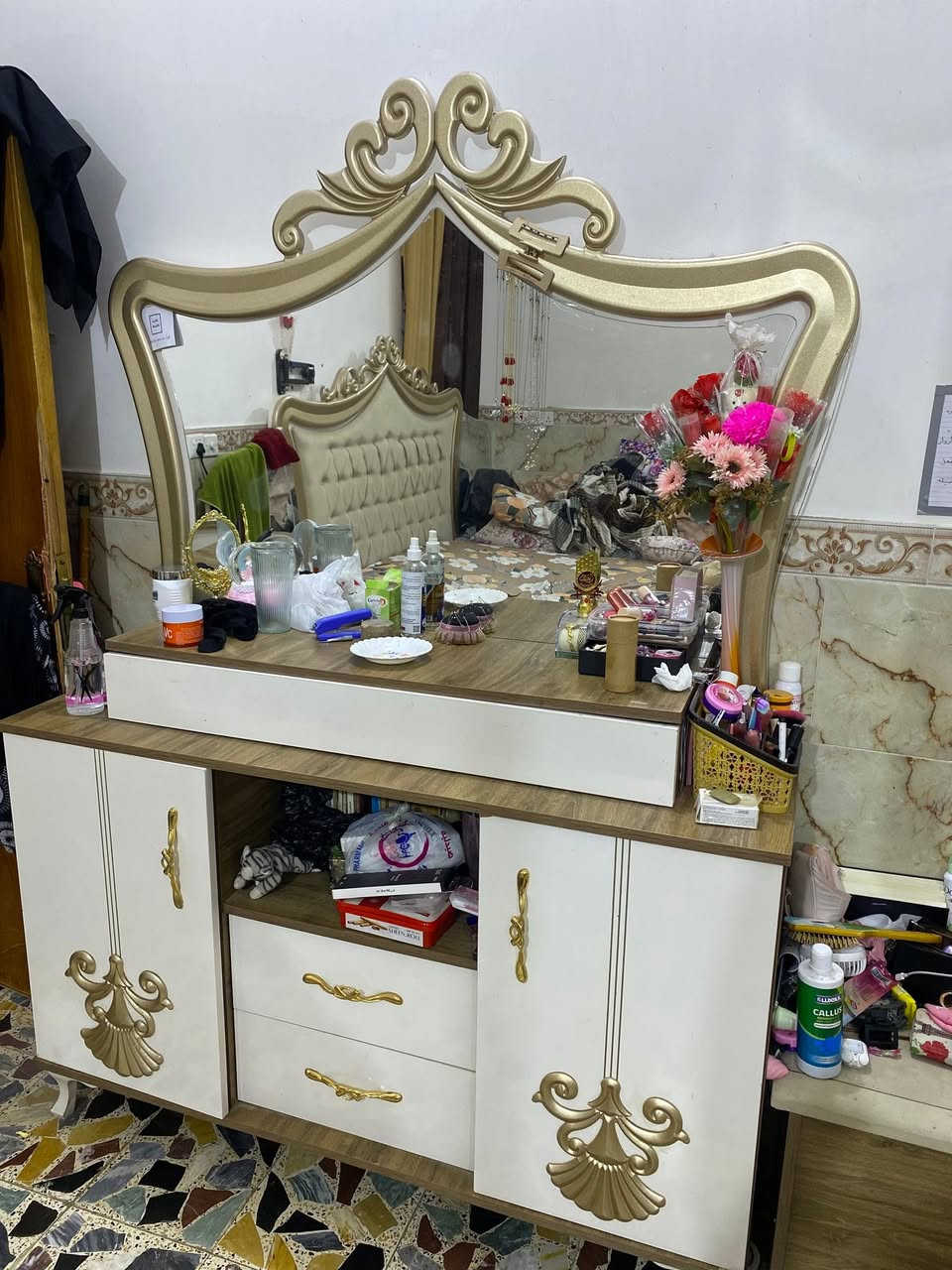 غرفه اخشاب مستخدمه اشتريناها مليونين 
سعرها 850 الف 
للاستفسار ***********

