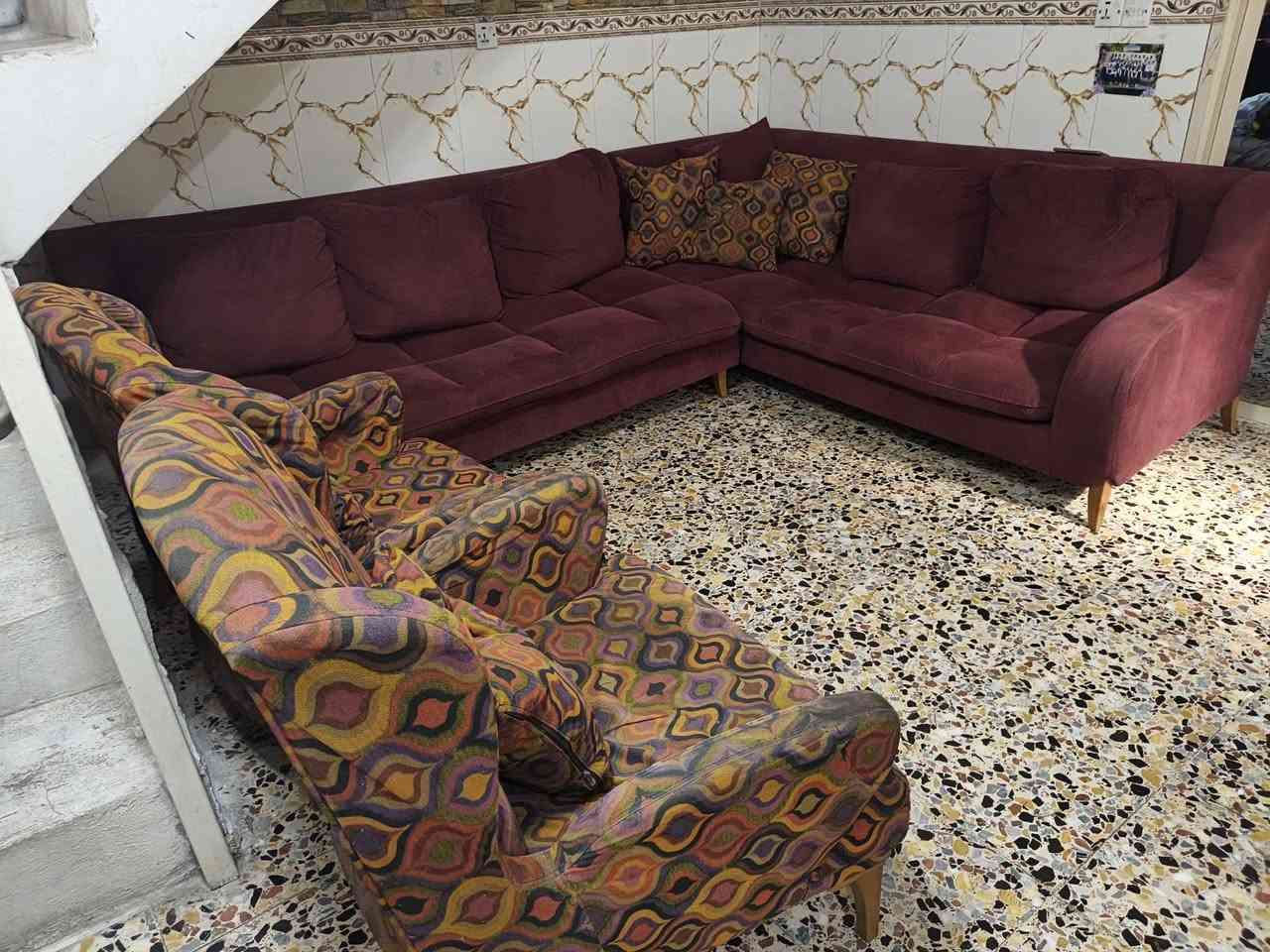 كورنر عدد ثنين مع ميز تلفزيون مع طبله وسطيه المكان بغداد الدوره شارع ٦٠ السعر ٦٠٠ الف وبيه مجال *********** وات ساب

