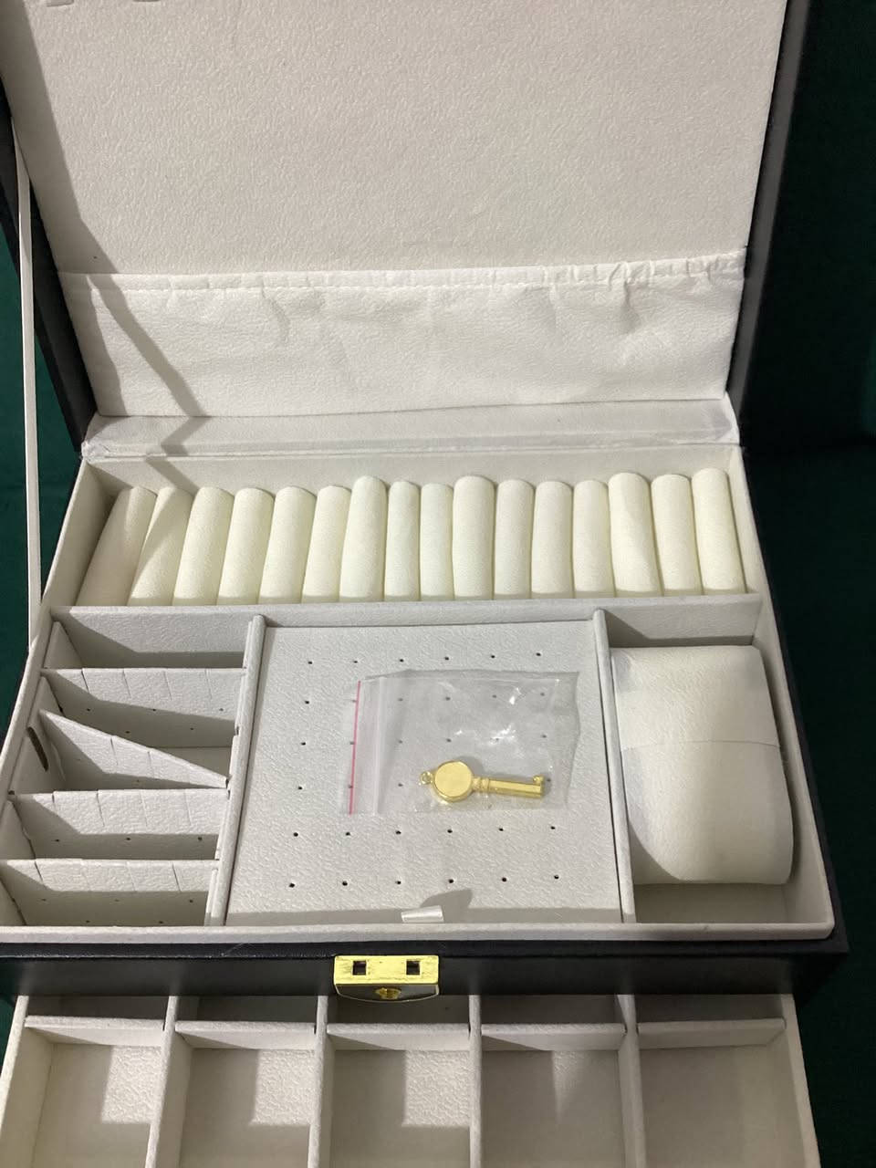 لوكر اكسسوارات بي ثلاث خانات و قفل لون اسود جديد بالباكيت بي جرارين و صندوق تقسيماته كلش حلوة وقوي وعملي سعرة 15 الف و توصيل الفين داخل المحمودية


**إذا كنت صاحب هذا الإعلان وتريد حذفه لأي سبب، رجاءا أرسل رسالة إلى الدعم الفني**