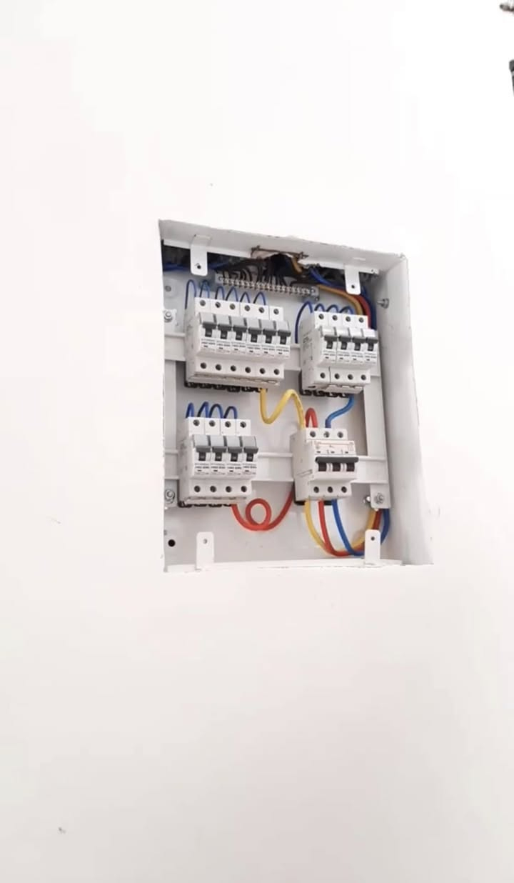 السلام عليكم - تأسيسات كهربائية 
( شبكة بواري او سيمنز )
+ تنصيب سبالت 
+ تنصيب كامرات 
+ترميم البوردات القديمة 

بغداد :📍

هاتف : ***********

متواجد : فيسبوك / واتساب
