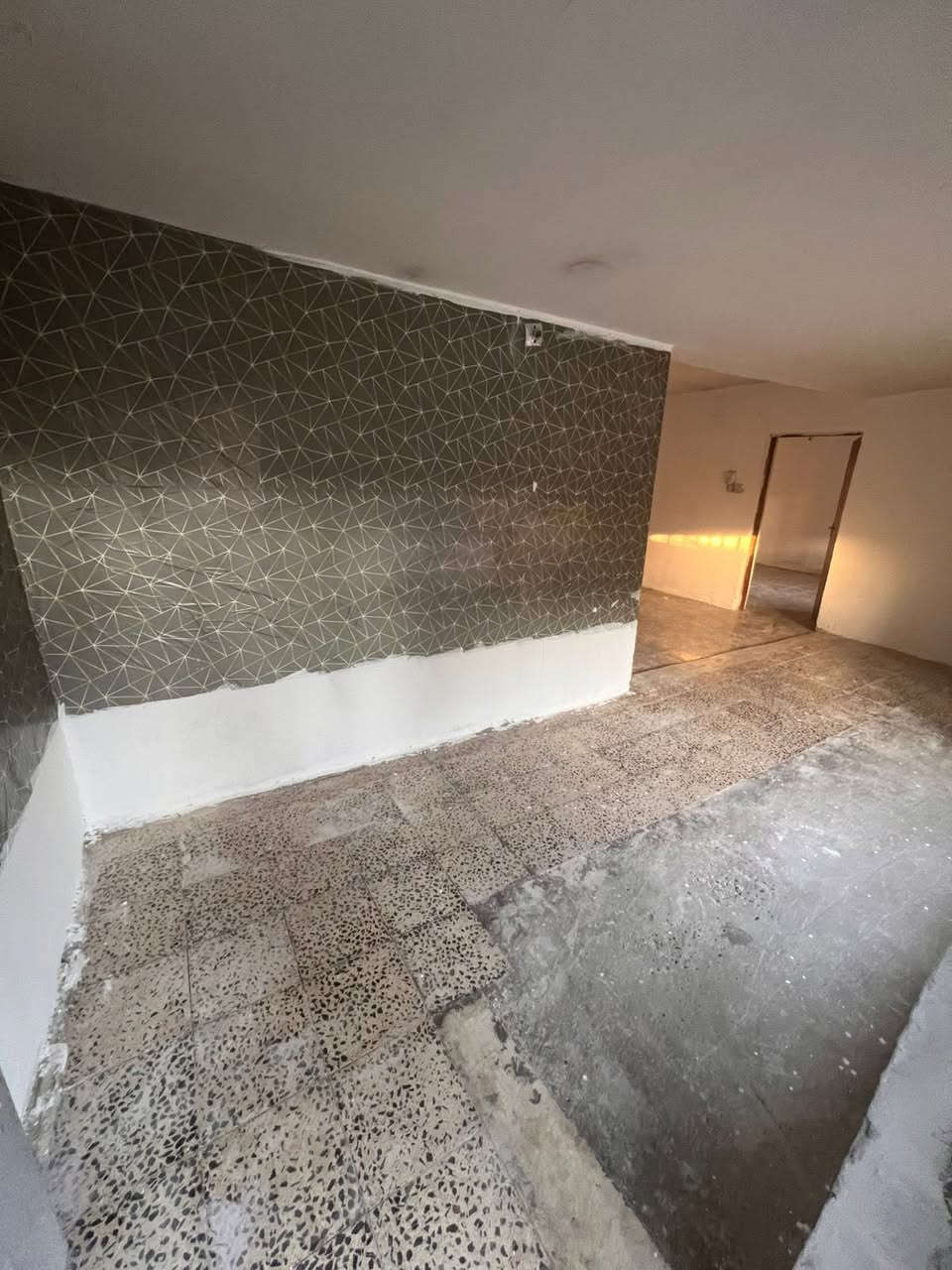 للإيجار في السيـديـــــــة 

بيت مساحة ٢٠٠ متر طابق اول معزول عزل تام 
 يتكون من غرفة نوم وصالة وحولي جبير مفتوح ع مطبخ وخدمات 

بدل الايجار / 550 الف 

للاستفسار***********
