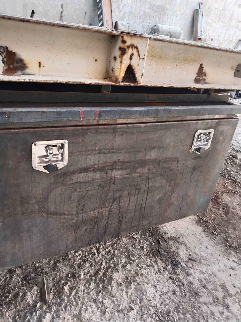 عربانه للبيع حداديه الطول 12 ونص شاصي 16 مكفول ثلاث محاور دناكير مدور 13عنوان حله شارع 80 اتصال ***********
