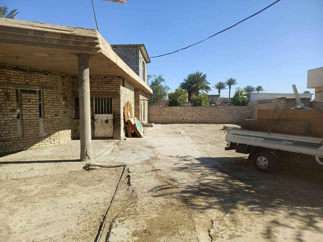 بيت لبيع مساحة القطعه الكليه 500 متره مساحت البيت 300 متر بي 4غرف نوم ستقبال مطبخ هول صحيات  موقع لبيت في ابو غريب قرب محطه جوهرت العدنان ستفسار ع الخط ***********
