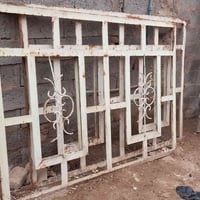 شبابيك اثنين • تحتاج صبغ • ١.٥×١.١م