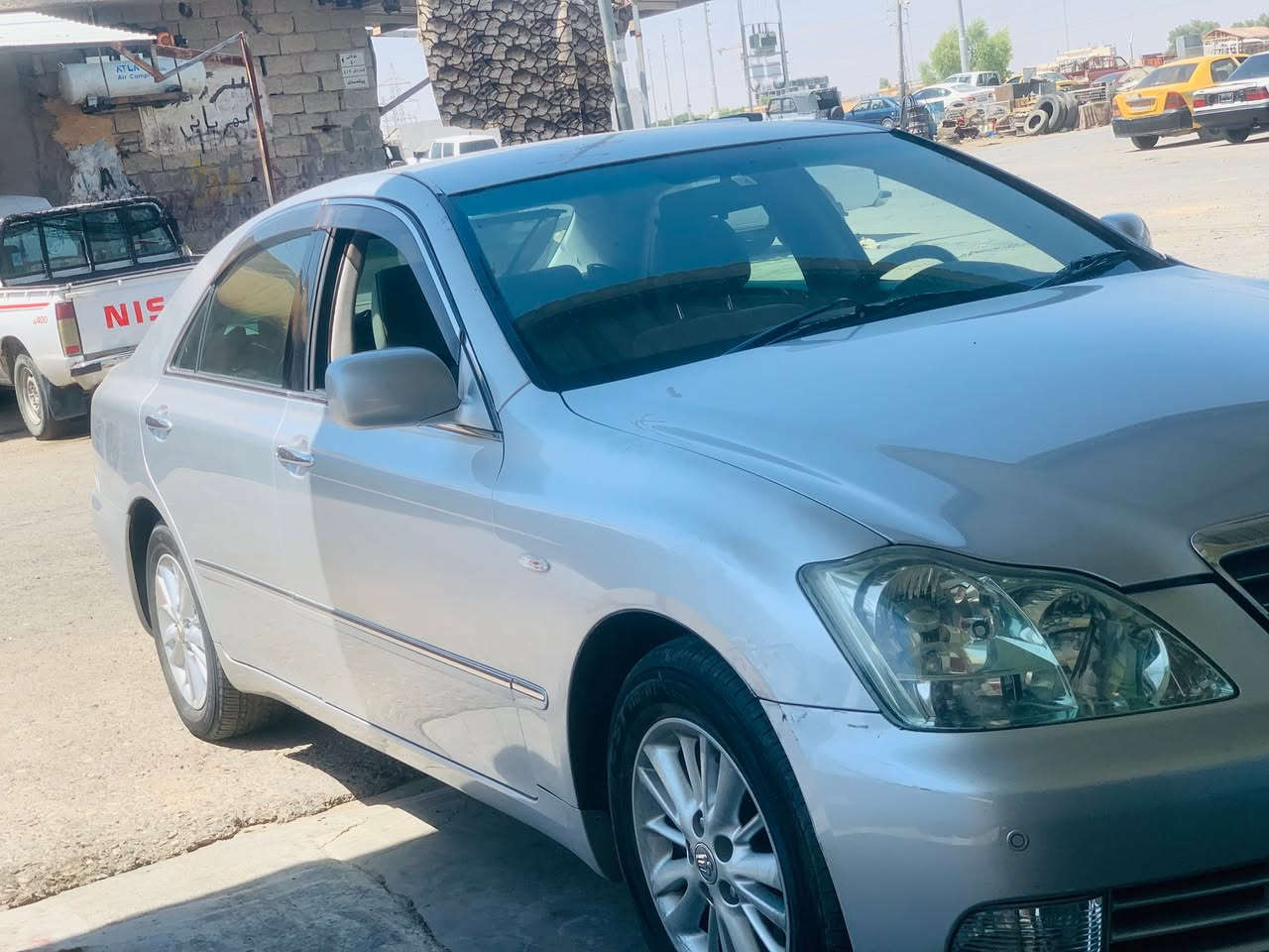 ToYoTa Crown shaina 2007 براوە بەسمە رەساسی 
سەیارەکە براوەیە بێ تەقەو ڕەقەو جایزە شوێن براوەکەی لەحیم کراوەتۆ  بەشەرت گێرو مەکیمە  سفر سفر 
٣دوگمە 
٣پەردە
سەلاجە 
مەرکەزی 
رۆیاڵ 
***********
