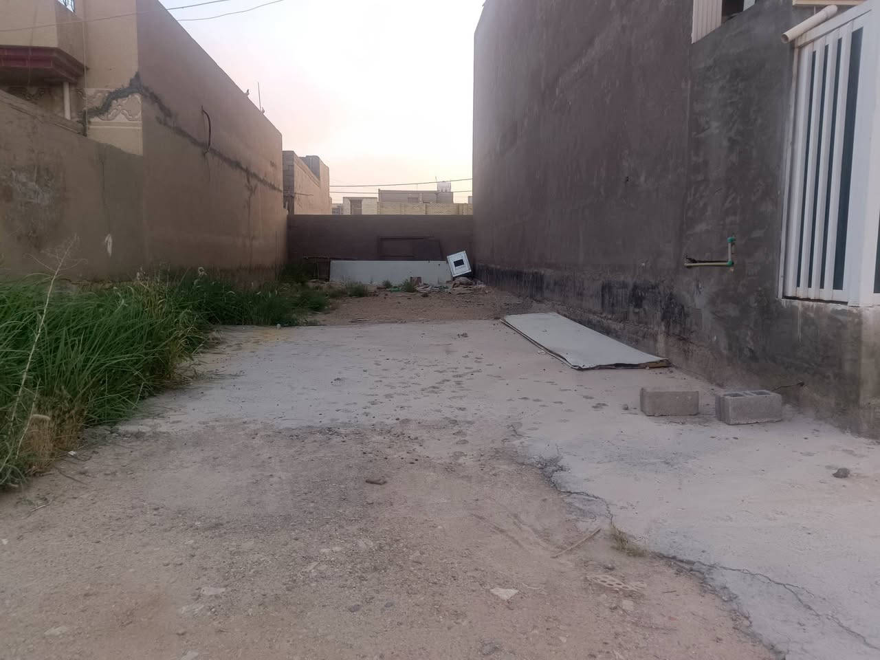 اللي يريد دار أو قطعه ارض 👇👇👇

سلام عليكم بسم الله الرحمن الرحيم دار ركن للبيع طابو صرف مساحه 160 متر واجهه 8 متر نزال 20 يحتوي على مطبخ + استقبال + غرفه نوم + حمام و منور و ترك طابق ثاني 4 غرف نوم + بيتونه و سطحين و توجد قطعه ارض مساحه 140 بجوار الدار الموقع ابو غريب حي الصديق مدخل مكتب الشاكرين . 
للتواصل  
*********** ، اثير  
‏‪***********‬‏ ،كورك
