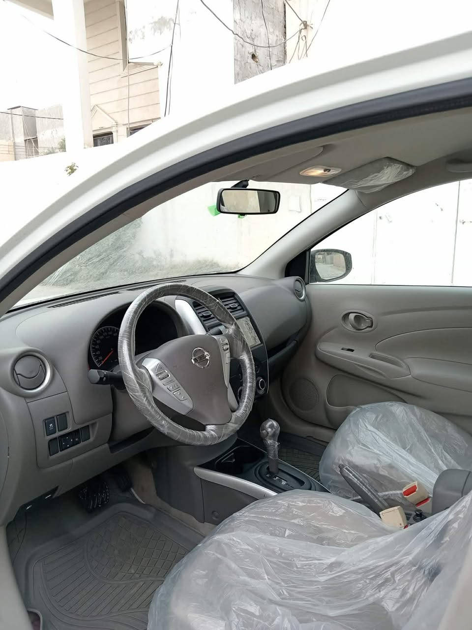 سلام عليكم نيسان مصري 2025 مكفوله ماشيه 12 الف السعر 127 وبيه مجال بسيط *********** فقط وتساب والسياره بسمي
