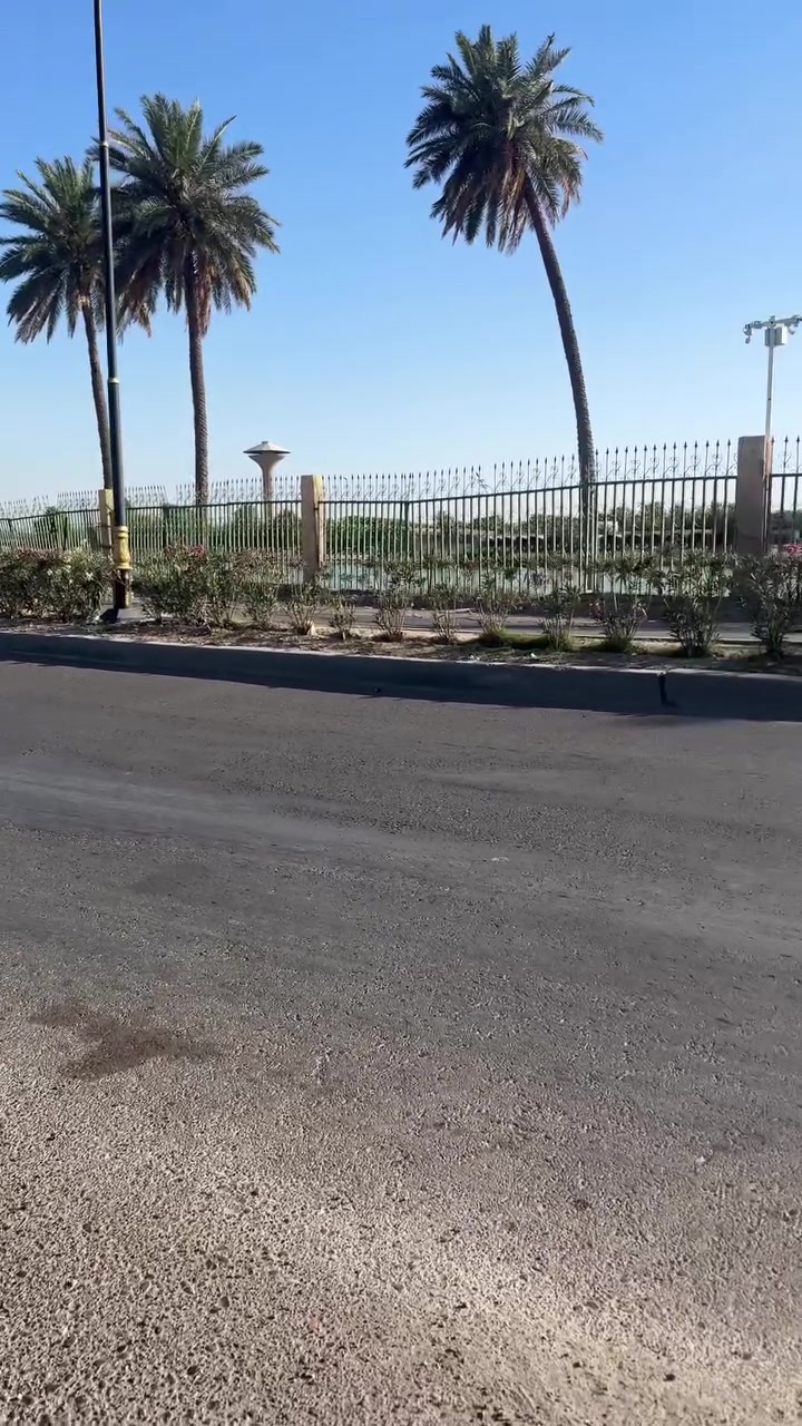 للإيجار  مساحه700 متر ارض ارض مقابيل للجزيره ع الشارع الرئسي مسيجه وكامله.  ترهم كراج سيارات. ترهم مخزن سيارات.  ترهم هواي من الأشغال المختصه.  مده العقد مفتوحه   للاتصال ***********
