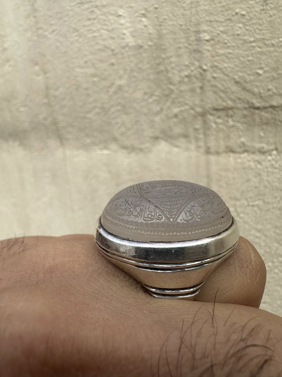 السلام عليكم للعشاق القطع الخشنه والمتميزه والثقيله عقيق يماني ابيض 3سانتيم صياغه البحرين صياغه ثقيله جداً مخطوط القلائل الاربعه 
يوجد توصيل لكل مناطق العراق 
بغداد الشعله 
***********

السعر وباقي تفاصيل خاص 💛
