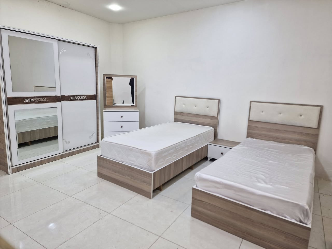 ژووری نوستنی تورکی گەنجان 
زۆر جوان و پاک ماوەتە وە 
پیکهاتووە لە  (2 سیستەم )(2 کۆمیدی)(کانتۆر و میزتەوالیت )
دوو دۆشەکی زۆر باشی لەگەڵە 
سلیمانی / کانی سپیلکە 
*********** 
گەیاندن هەیە
