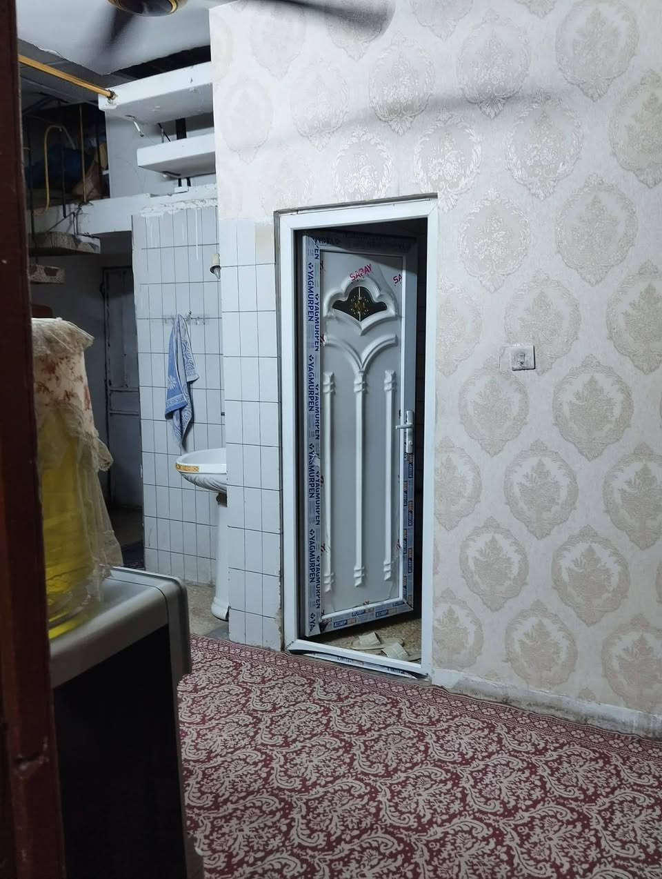 السلام عليكم
عندي بيت ١٥٠متر  بيت نظيف جدا 
يتكون من الطابق الارضي كراج جبير و صاله و مطبخ حار و مطبخ بارد و غرفه نوم و حولي و صحيات و منور 

و الطابق الثاني بي شقتين كل شقه منفصله عن ثانيه مع درج خارجي مثل ما موضح بل صور و فيديو ع خاص تشوفه عنوان الرافدين خلف بيع مباشر  و الاستفسارات اتصل على الرقم و خاص مفتوح ‏‪0773 795 5173‬‏
