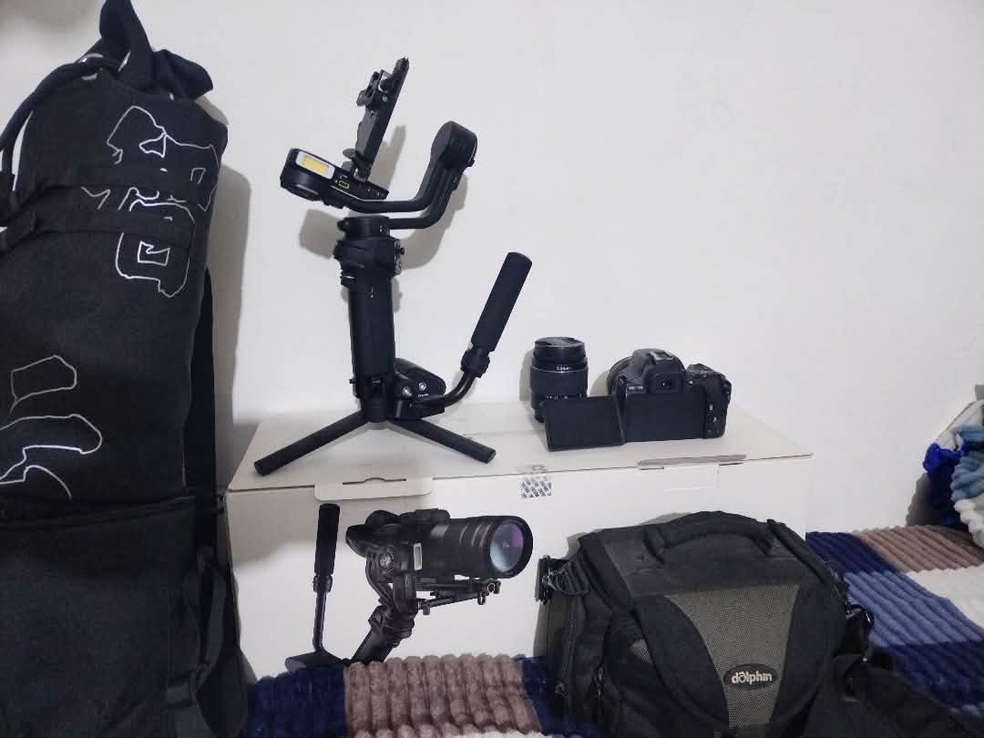 📸 للبيع | Canon D250 + Ronin Gimbal
عدة تصوير متكاملة بحالة ممتازة، مناسبة للتصوير الاحترافي وصناعة المحتوى.
✅ Canon D250 نظافة 90% ✅ عدسة 24-70mm ✅ عدسة 50mm ثابتة (Prime Lens) ✅ Ronin Gimbal (المثبت الظاهر بالصورة) ✅ جميع المعدات تعمل بكفاءة عالية وجاهزة للاستخدام.
🔹 مناسبة للتصوير الفوتوغرافي، الفيديو، الإعلانات، وصناعة المحتوى. 🔹 استخدام شخصي وحالة جيدة جداً. 🔹 لا تحتاج أي صيانة.
📍 الموقع: [بغداد]  📩 للاستفسار والمفاوضة على الرقم الاتي :***********
