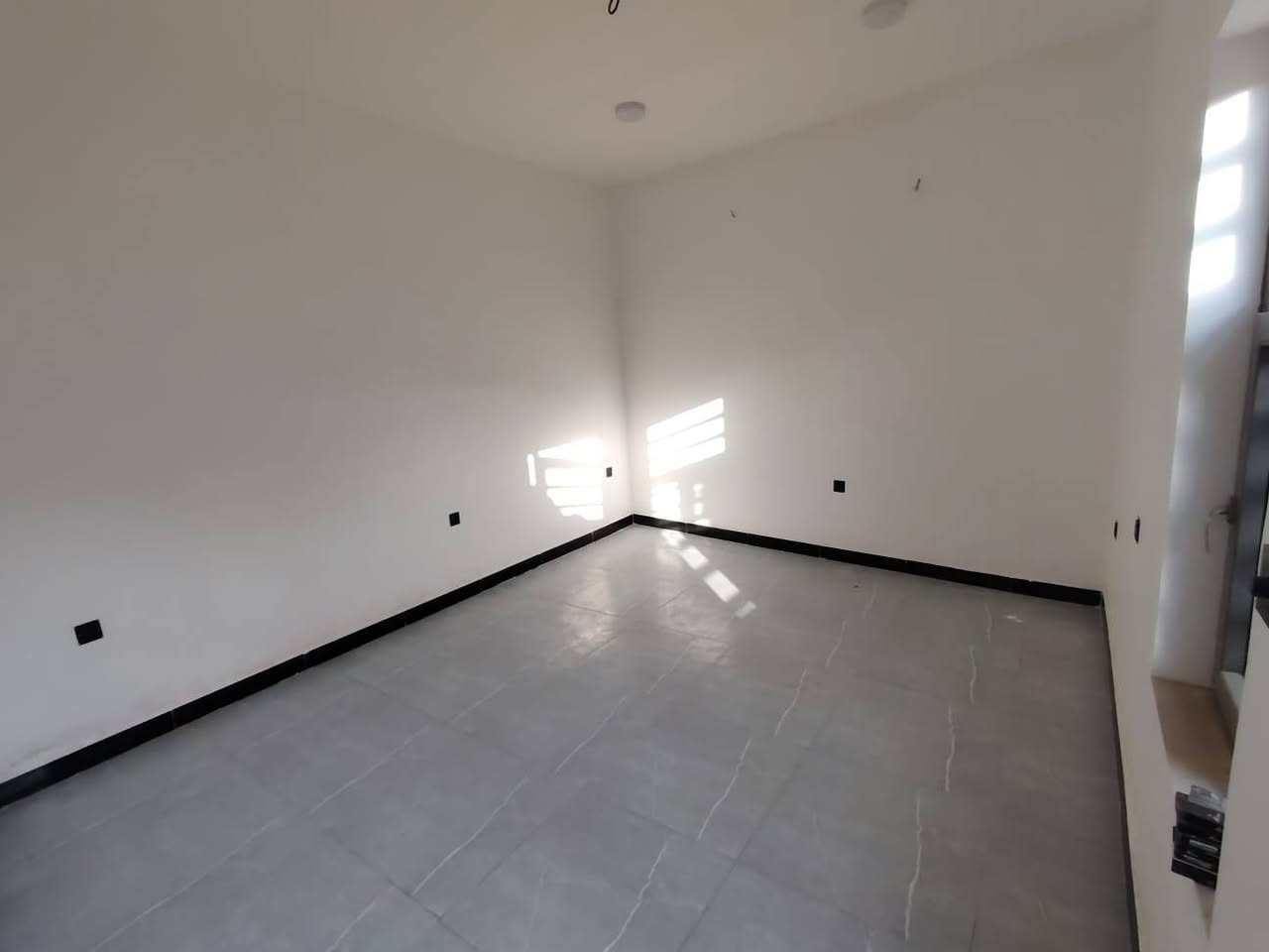 البيت للبيع طابو صرف 98 متر مربع طابقين بناء جديد حي العسكري شارع 30 قرب ابو حازم ابو الانشائيه سعر على الاتصال ***********
