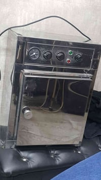 للبيع حاضنه نظيفة جدا  مكاني بغداد للاستفسار ٠٧٨٠٥٠٨٦٦١٤